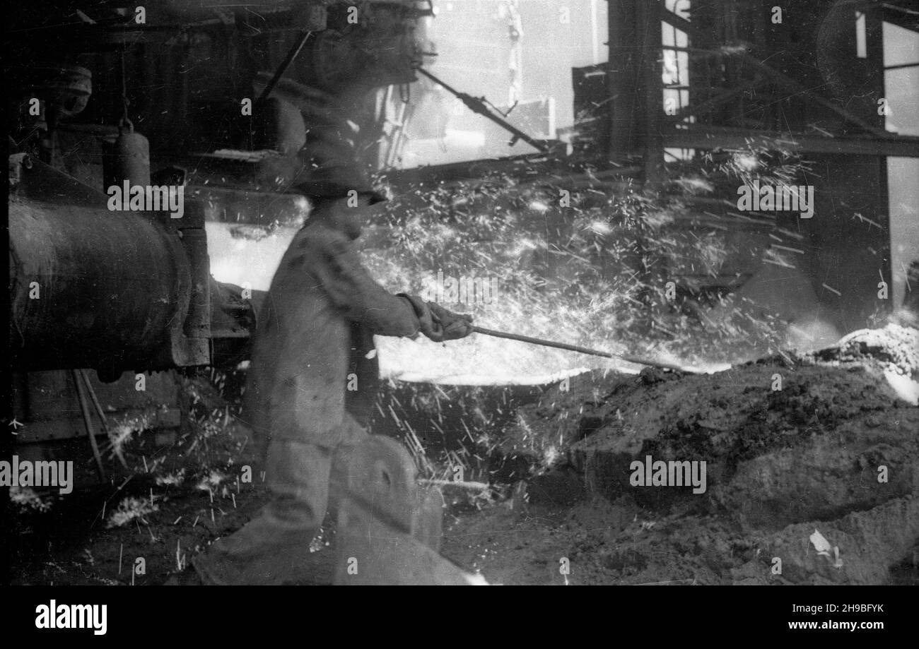Polska, 1947-09. Hutnik przy piecu podczas spustu surówki. bk/mgs PAP Dok³adny dzieñ wydarzenia nieustalony. Polen, 1947. September. Ein Metallurge an einem Ofen während des Hochofens heisses Metall. bk/mgs PAP Stockfoto