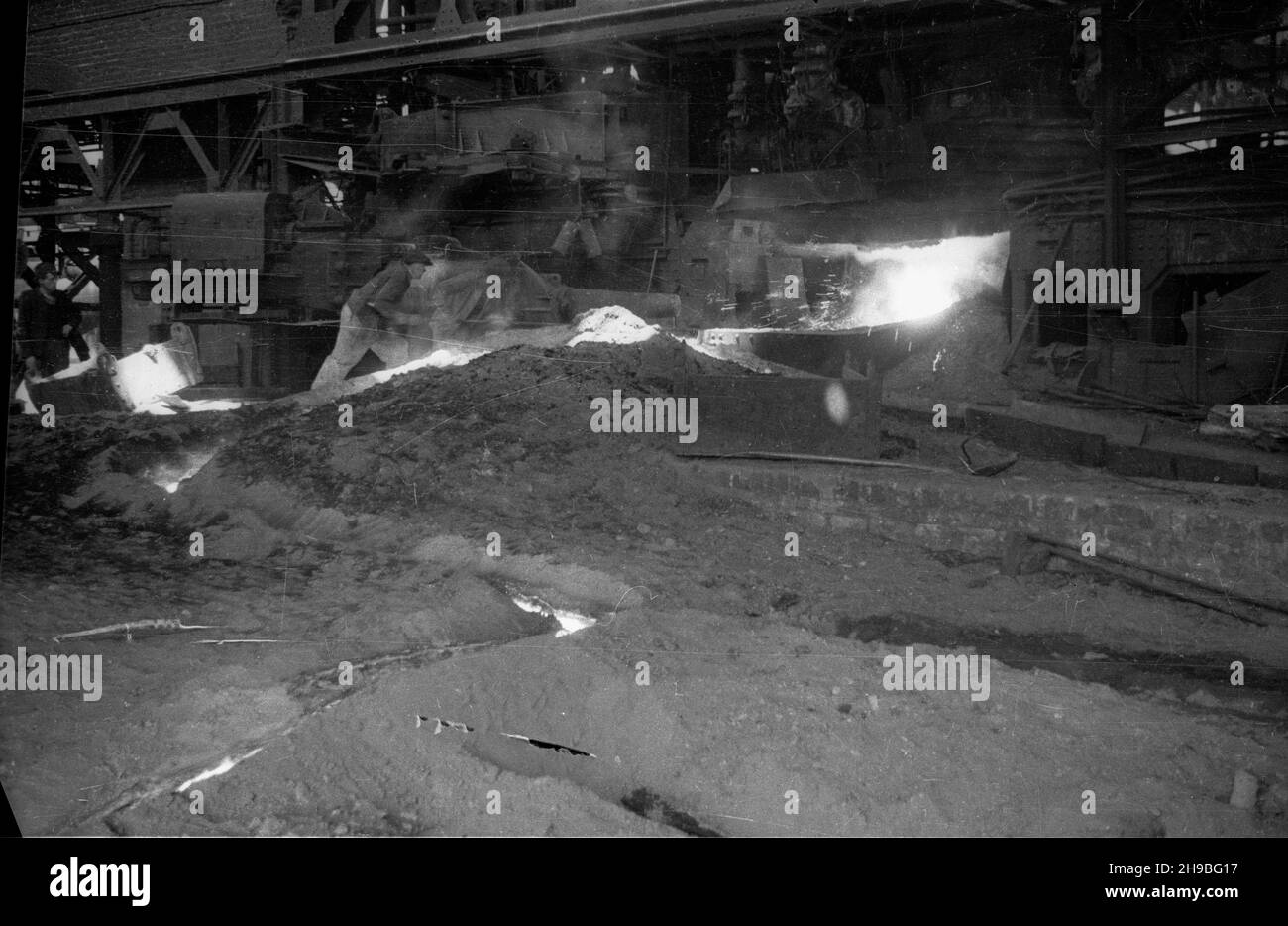Polska, 1947-09. Hutnicy przy piecu podczas spustu surówki. bk/mgs PAP Dok³adny dzieñ wydarzenia nieustalony. Polen, 1947. September. Ein Metallurge an einem Ofen während des Hochofens heisses Metall. bk/mgs PAP Stockfoto