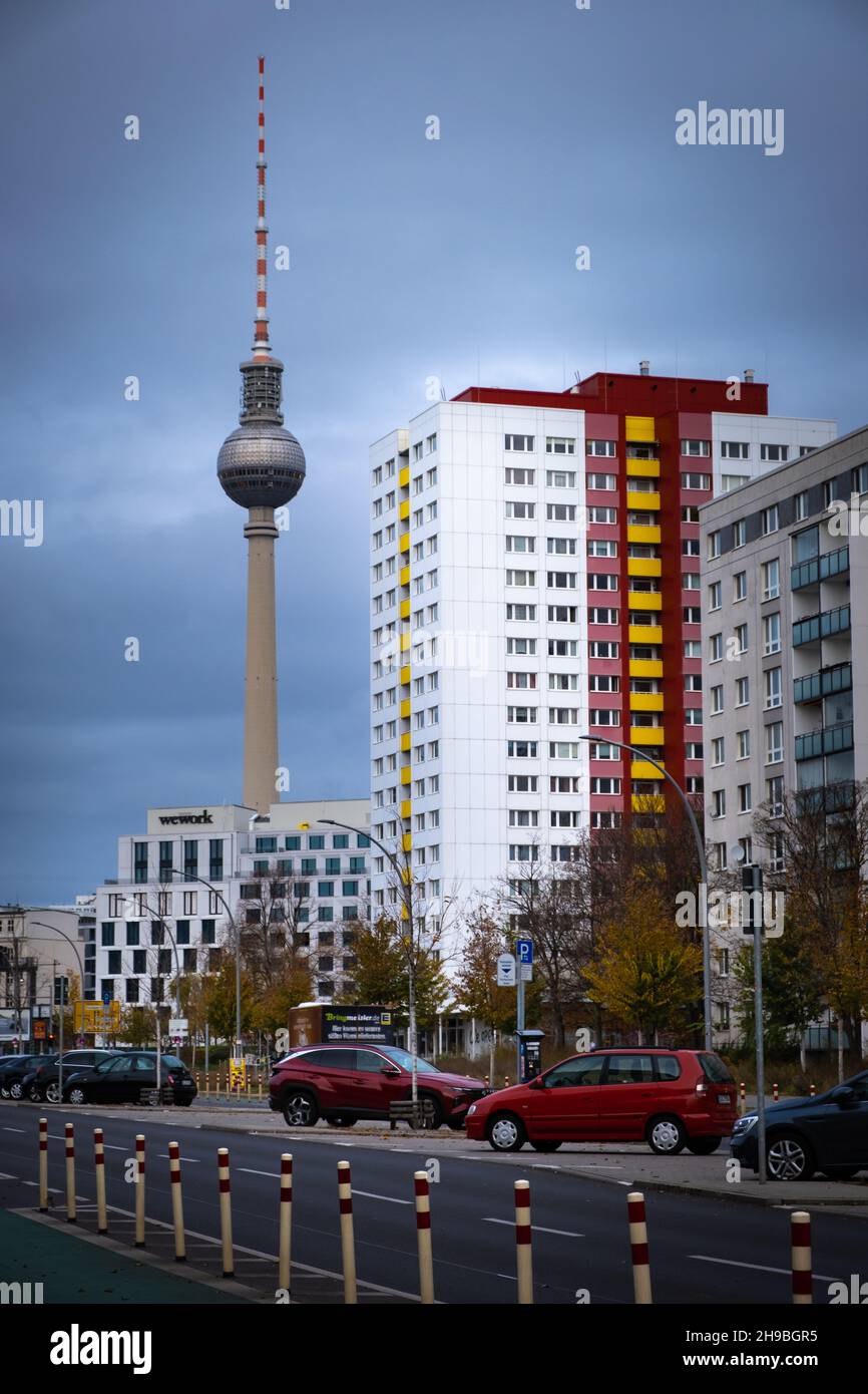 Blick auf den Berliner Fernsehturm mit typischen Häusern Stockfoto