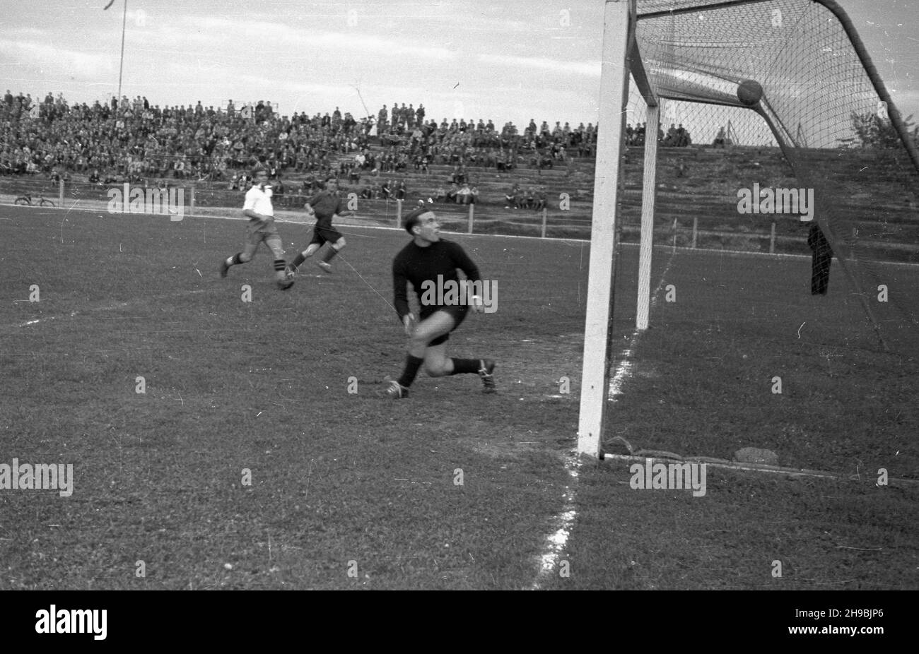 Warszawa, 1947-09-06. Mecz pi³karski miêdzy Reprezentacj¹ Robotnicz¹ Warszawy a szwajcarskim klubem Swiss Club Basel (FCB Basel) z Bazylei. Polacy wygrali spotkanie 5:0. NZ. akcja w polu bramkowym zakoñczona cellym strza³em Polaków. po/ms PAP Warschau, 6. September 1947. Ein Fußballspiel zwischen dem Warsaw Worker Team und dem Swiss Club Basel (FCB Basel). Pole gewann 5 zu 0. Im Bild: Eine Aktion vor dem Tor, die mit einem Tor für Polen endete. po/ms PAP Stockfoto