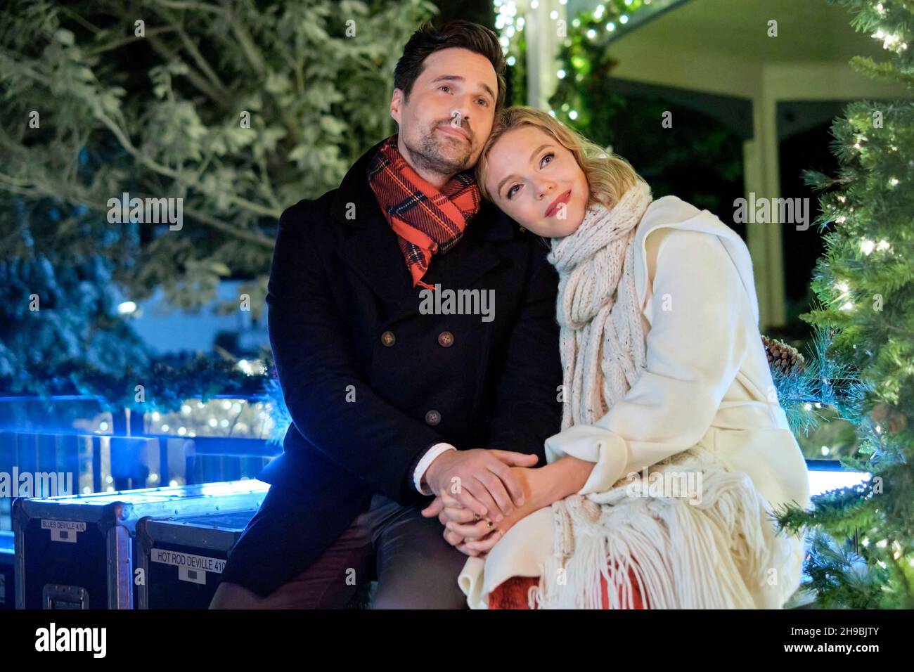 ELOISE MUMFORD und BRETT DALTON in ONE DECEMBER NIGHT (2021), Regie: CLARE NIEDERPRUEM. Kredit: Choice Films / Crown Media Productions / Album Stockfoto