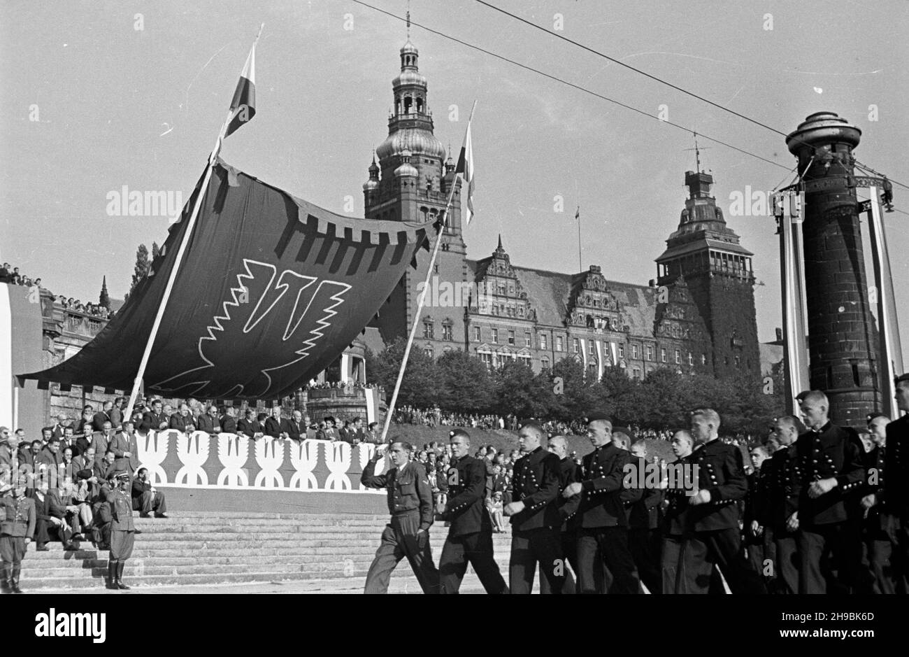 Stettin, 1947-09-07. Trzeci Zjazd Przemys³owy Ziem Odzyskanych. NZ. Defilada na Wa³ach Chrobrego. Maszeruj¹ uczniowie szkó³ przysposobienia przemys³owego. Z lewej przedstawiciele rz¹du na trybunie honorowej. W tle widoczny gmach dawnej rejencji szczeciñskiej z lat 1901-1921. po/ms PAP Stettin, 6. September 1947. Der Industriekongress der wiedergewonnenen Gebiete von 3rd. Eine Defilade auf Waly Chrobrego. Marching Studenten der industriellen Vorbereitung Hochschulen. Auf dem linken Regierungsvertreter auf dem Paradestand. Im Hintergrund ein Fragment des ehemaligen notariellen Gebäudes von 1901-1921. po/ms Stockfoto