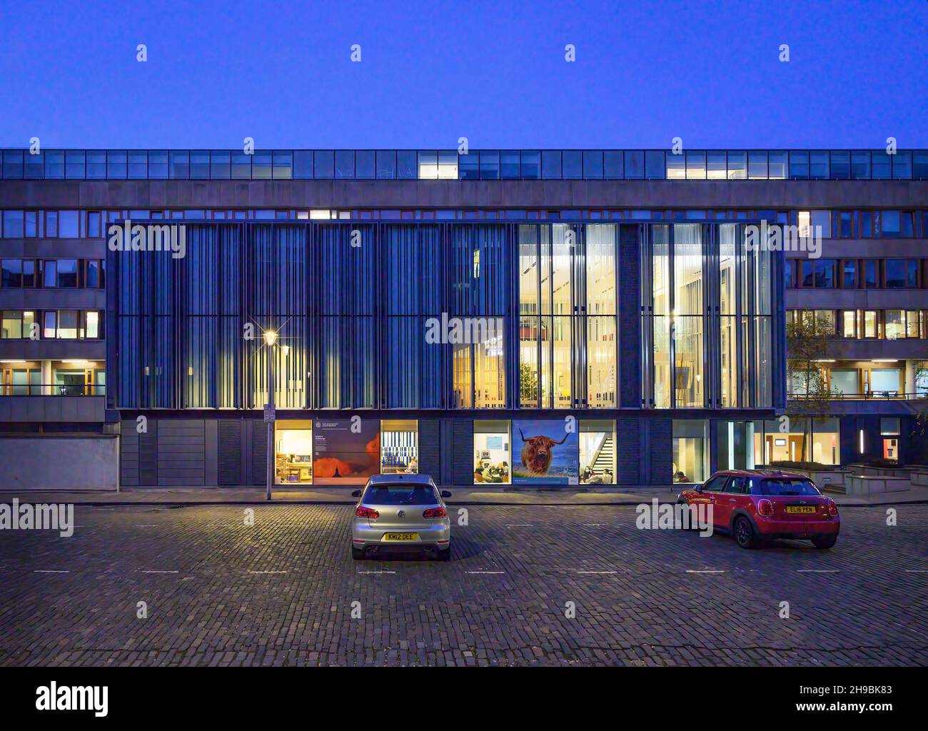 Edinburgh, Schottland, Großbritannien - Business School Building, Edinburgh University by LDN Architects at Dusk Stockfoto