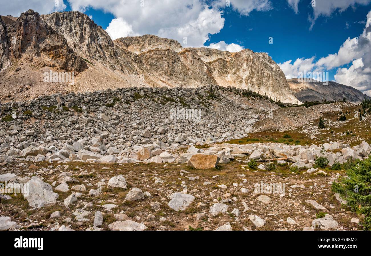 Schneebedecktes Bergpanorama, seitliche Moränenfelsen im Vordergrund, Zuckerhut rechts, Medicine Bow Gipfel hinten, Medicine Bow Mtns, Wyoming, USA Stockfoto