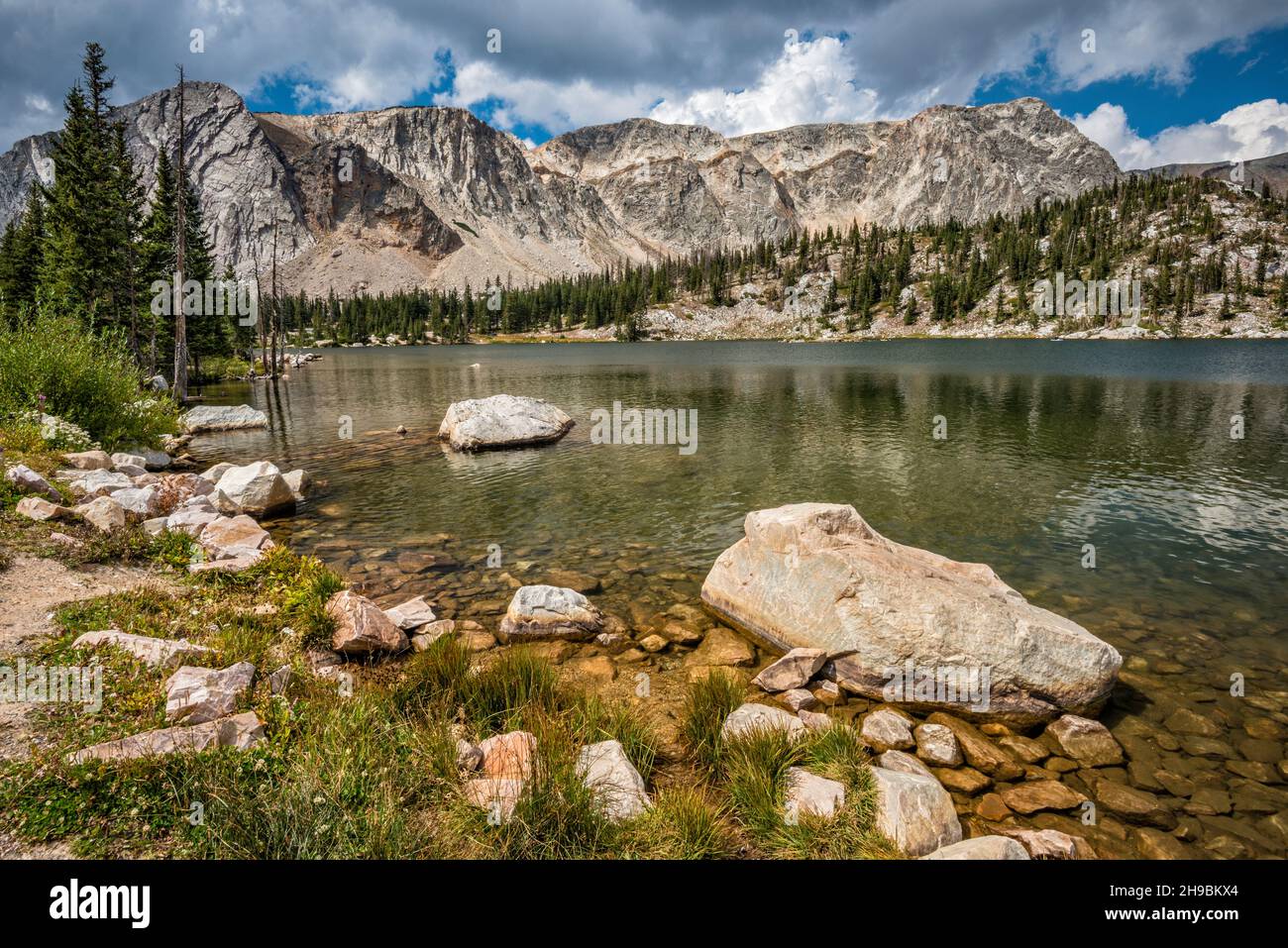 Schneebedecktes Panorama, Mirror Lake, unbenannte Quarzit-Gipfel links, Zuckerhut rechts, Medicine Bow Gipfel hinten, Medicine Bow Mtns, Wyoming USA Stockfoto