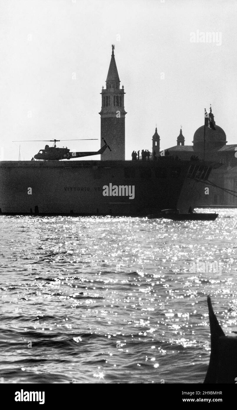 Schlachtschiff mit Hubschrauber an Bord, Venedig, Italien, März 1978 Stockfoto