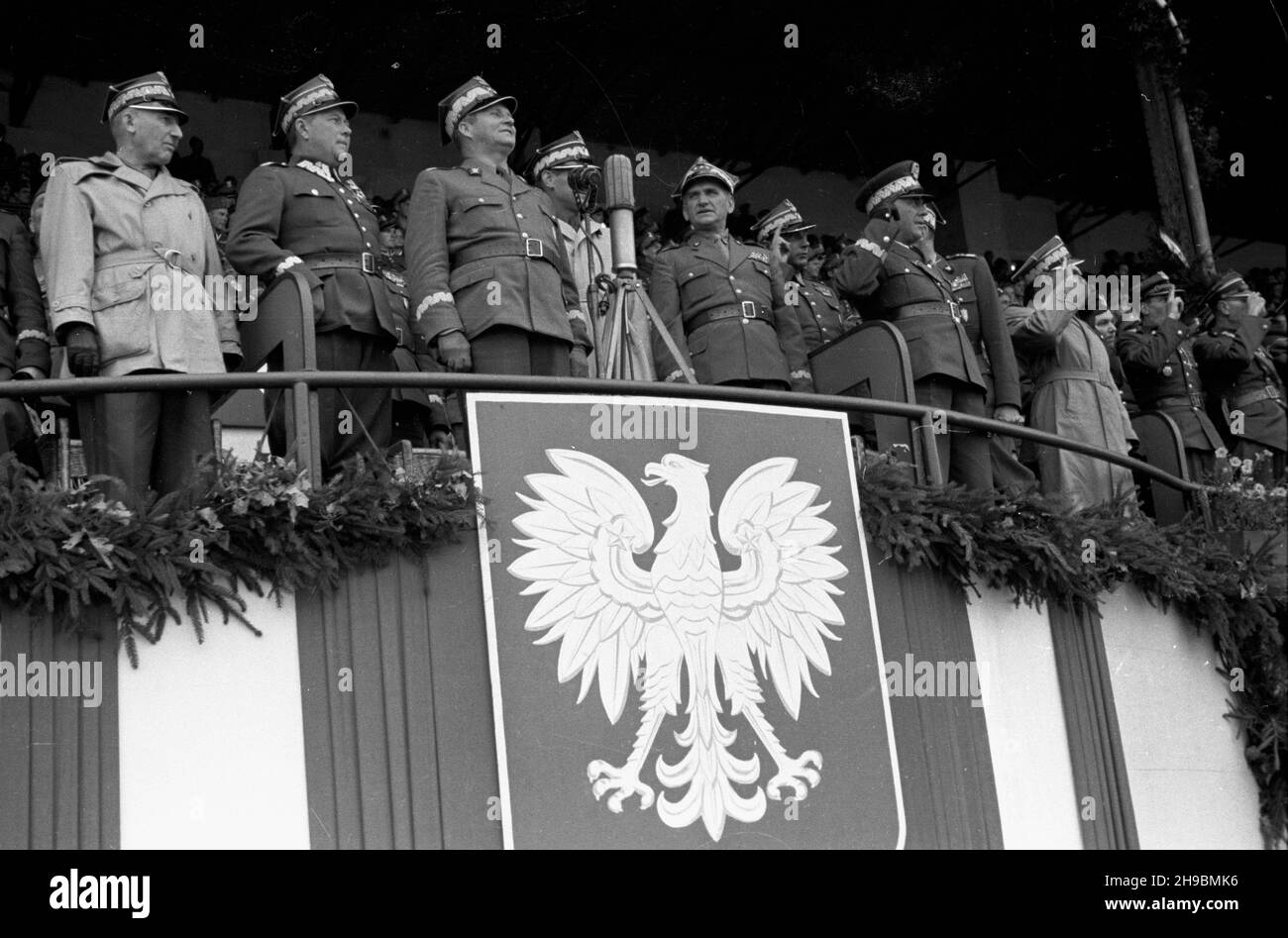 Warszawa, 1947-09-10. Zawody sportowe o puchar Wojska Polskiego na stadionie klubu sportowego Legia. Uroczysta inauracja mistrzostw. NZ. na trybunie honorowej m.in. marsza³ek Polski Micha³ Rola-¯ymierski (3L) i gen. W³adys³aw Korczyc (5L). po/mgs PAP Warschau, 10. September 1947. Der polnische Armeecup im Stadion des Sportvereins Legia. Einweihung der Meisterschaften. Im Bild: Auf der Parade stehen Polens Marschall Michal Rola-Zymierski (3rd links) und gen. Wladyslaw Korczyc (5th links). po/mgs PAP Stockfoto