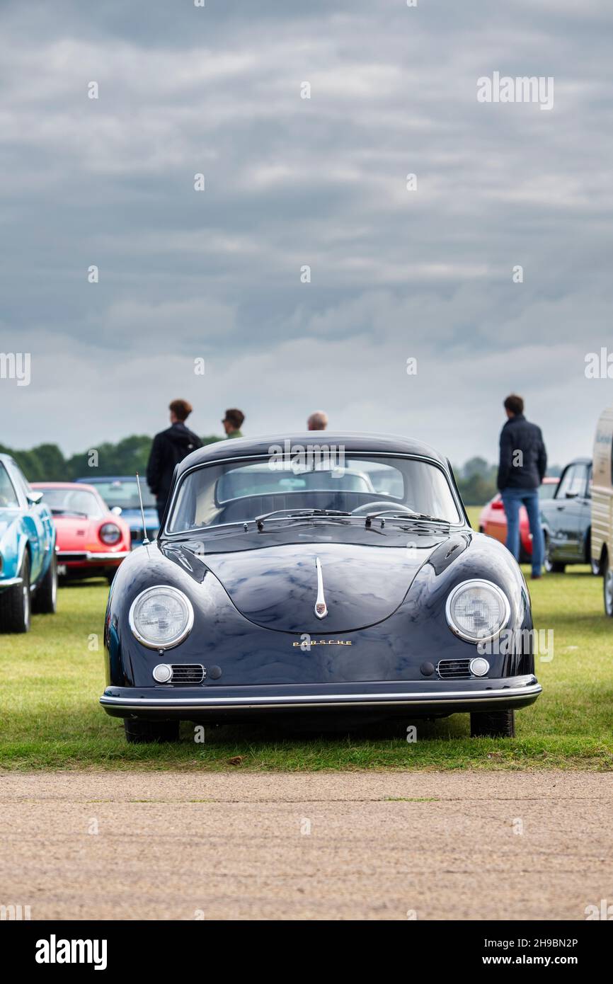 1957 Porsche-Auto im Bicester Heritage Center, Sunday Scramble Event. Bicester, Oxfordshire, England Stockfoto