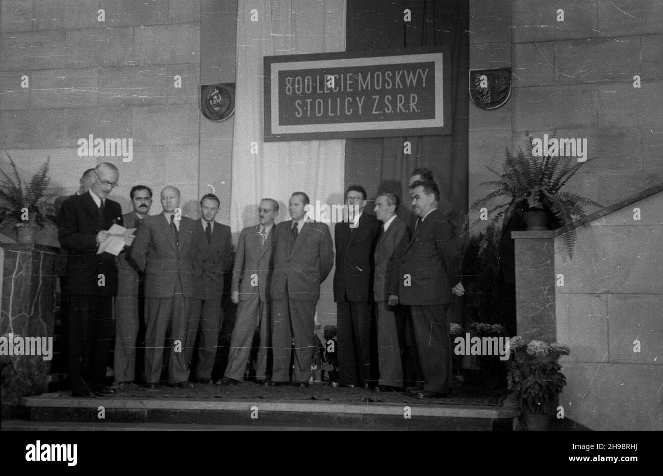 Warszawa, 1947-09-20. Muzeum Narodowe. Otwarcie wystawy pt. 800 Lecie Moskwy - Stolicy ZSRR. NZ. m.in. Wicedyrektor muzeum prof. Kazimierz Micha³owski (przemawia), wiceminister lasów Stanis³aw Tkaczow (2L), radca ambasady ZSRR Jakowlew (3L), Minister odbudowy prof. Micha³ Kaczorowski (5L), Wicepremier Antoni Korzycki (6L), Minister kultury i sztuki Stefan Dybowski (7L), Prezydent Warszawy Stanis³aw To³wiñski (1P). bk/mgs PAP Warschau, 20. September 1947. Nationalmuseum. Eröffnung der Ausstellung '800th Jahre Moskau - die Hauptstadt der Sowjetunion'. Im Bild: der stellvertretende Direktor des museums, prof. Kaz Stockfoto