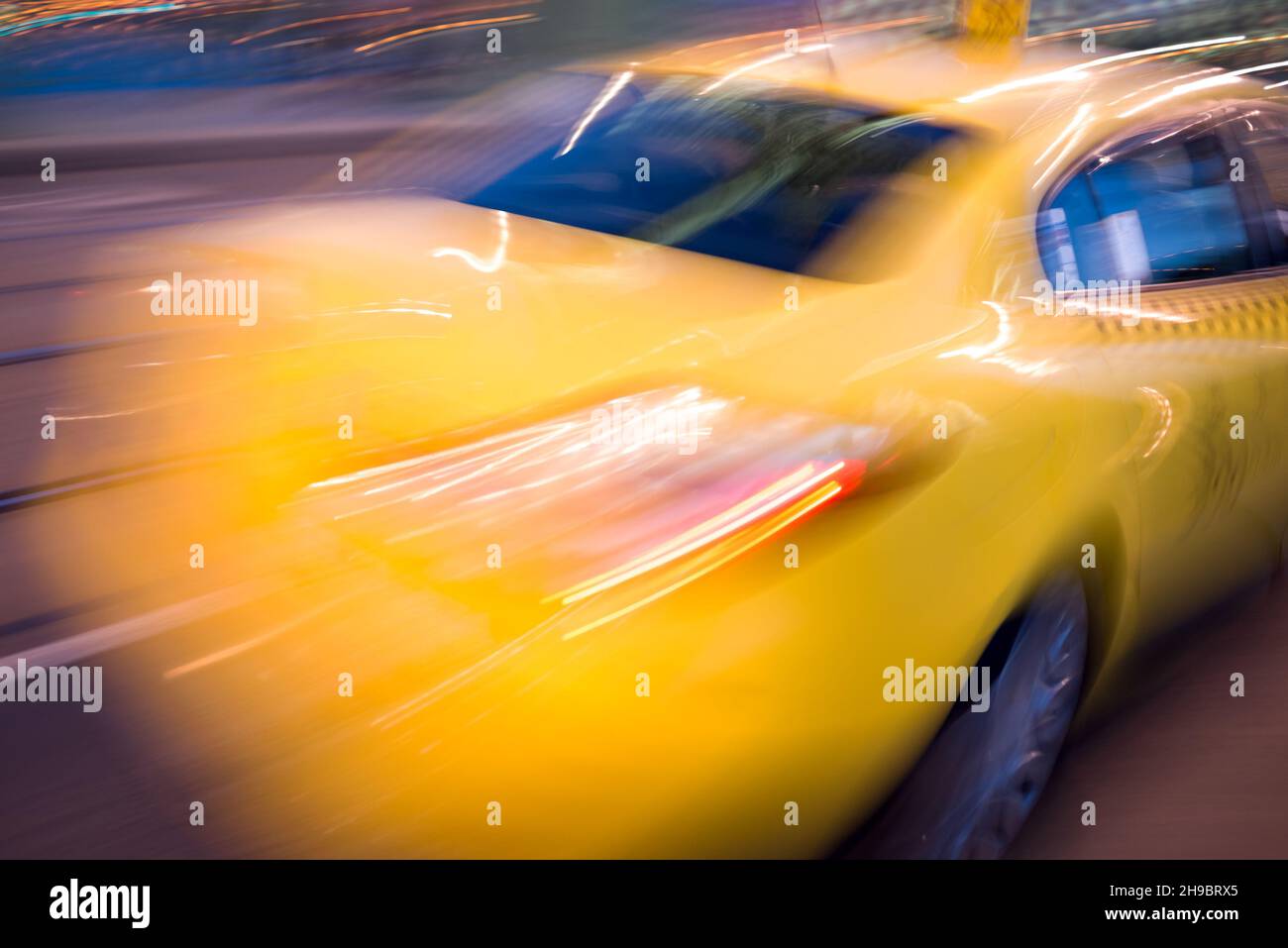 Verschwommenes gelbes Taxi in Bewegung Stockfoto