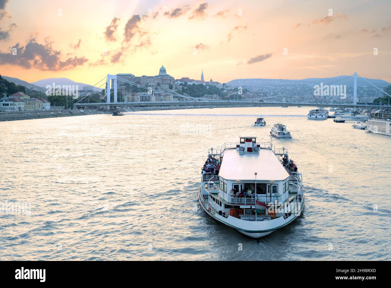 Das Sightseeing-Boot fährt zum Königlichen Palast von Budapest Stockfoto