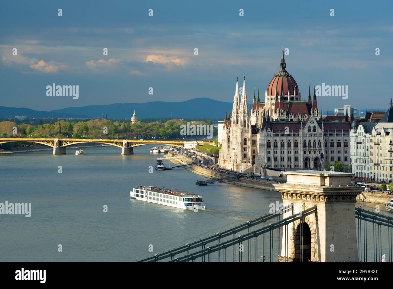 Blick auf Budapest mit Parlamentsgebäude und Kreuzschiff Stockfoto