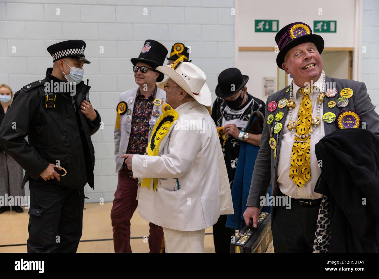 Mitglieder der „Official Monster Raving Loony Party“ mit dem Kandidaten „Mad Mike Young“ bei den Nachwahlen von Old Bexley und Sidcup im Vereinigten Königreich. Stockfoto