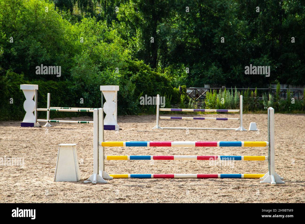 Springstöcke in der Springarena. Hindernisparcours Für Pferde. Stockfoto