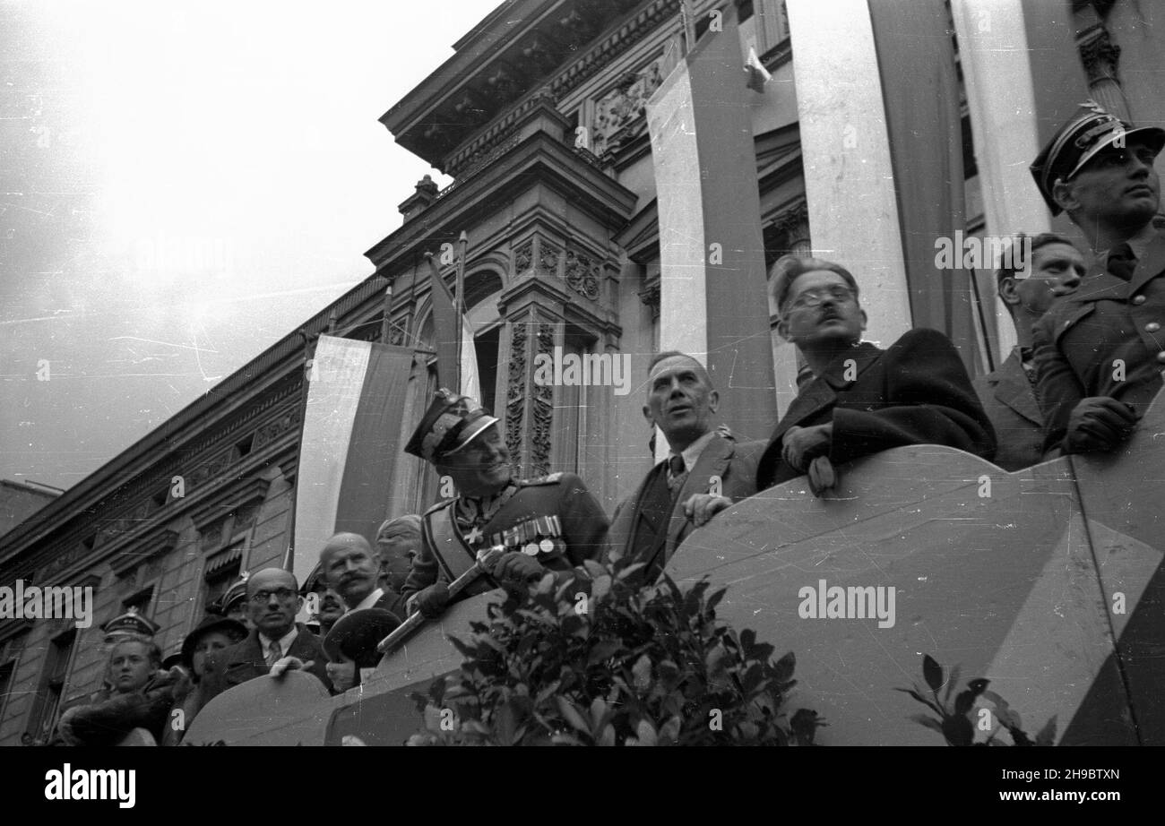 £ódŸ, 1947-09-22. Promocja oficerska podchor¹¿ych z udzia³em marsza³ka Polski, ministra obrony narodowej Micha³a Roli-¯ymierskiego (z bu³aw¹ w prawej d³oni). NZ. Trybuna honorowa przed fasad¹ pa³acu Juliusza Heinzla przy ulicy Piotrkowskiej. kw PAP/W. Kraska Lodz, 22. September 1947. Beförderung von Kadetten mit dem polnischen Marschall, dem nationalen Verteidigungsminister Michal Rola-Zymierski (mit einem Stab in der rechten Hand), in Anwesenheit. Im Bild: Ein Paradestand vor der Fassade des Juliusz Heinzl-Palastes in der Piotrkowska-Straße. kw PAP/W. Kraska Stockfoto