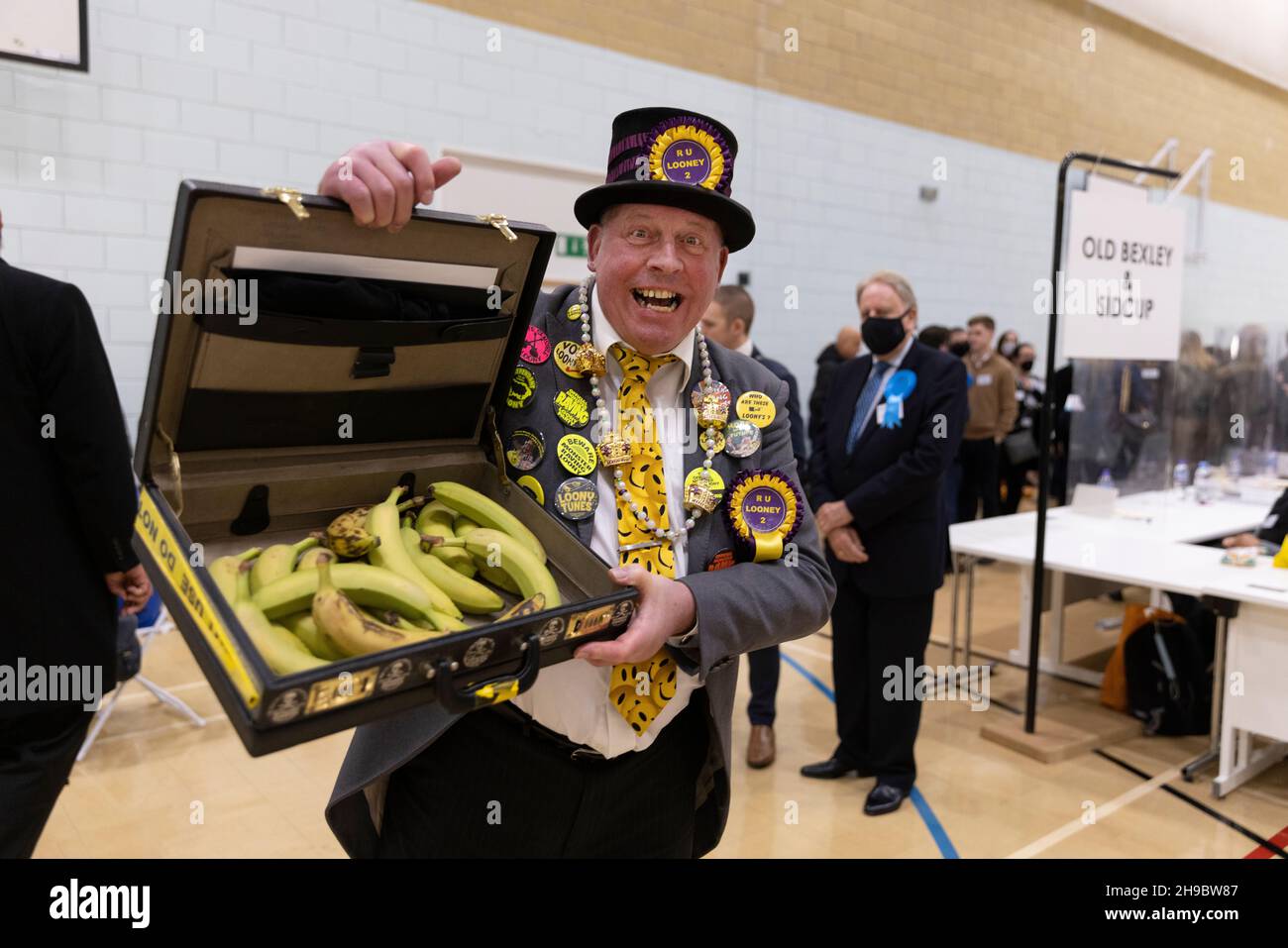 Mitglieder der „Official Monster Raving Loony Party“ mit dem Kandidaten „Mad Mike Young“ bei den Nachwahlen von Old Bexley und Sidcup im Vereinigten Königreich. Stockfoto