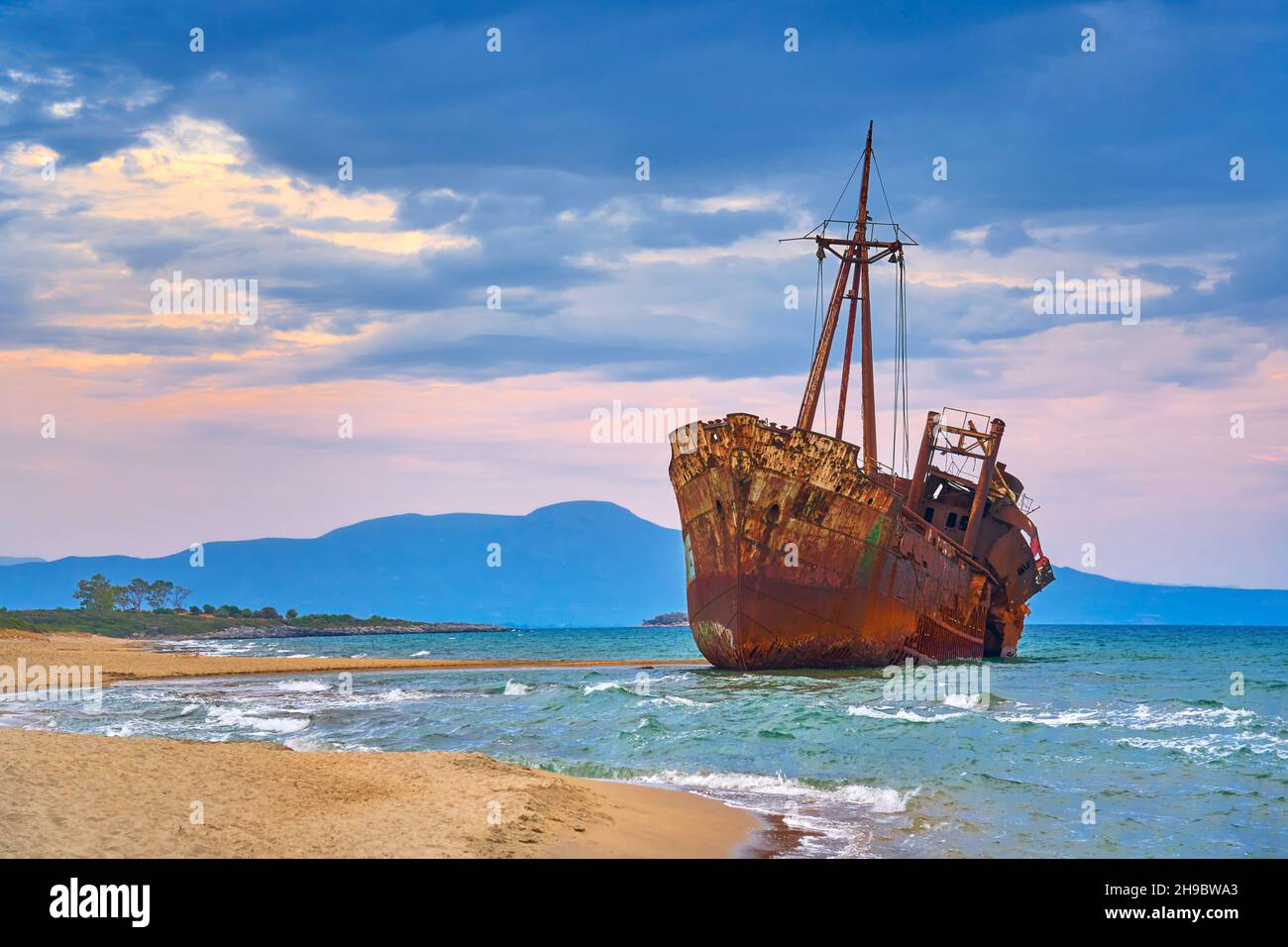 Schiffswrack am Glyfada Strand in der Nähe von Gythio, Peloponnes, Griechenland Stockfoto