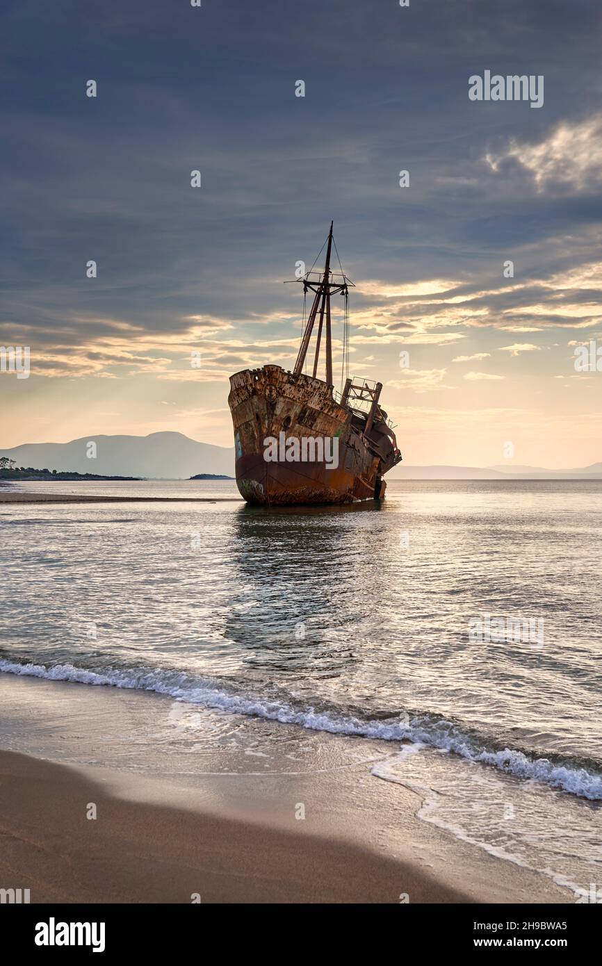 Schiffswrack am Glyfada Strand in der Nähe von Gythio, Peloponnes, Griechenland Stockfoto