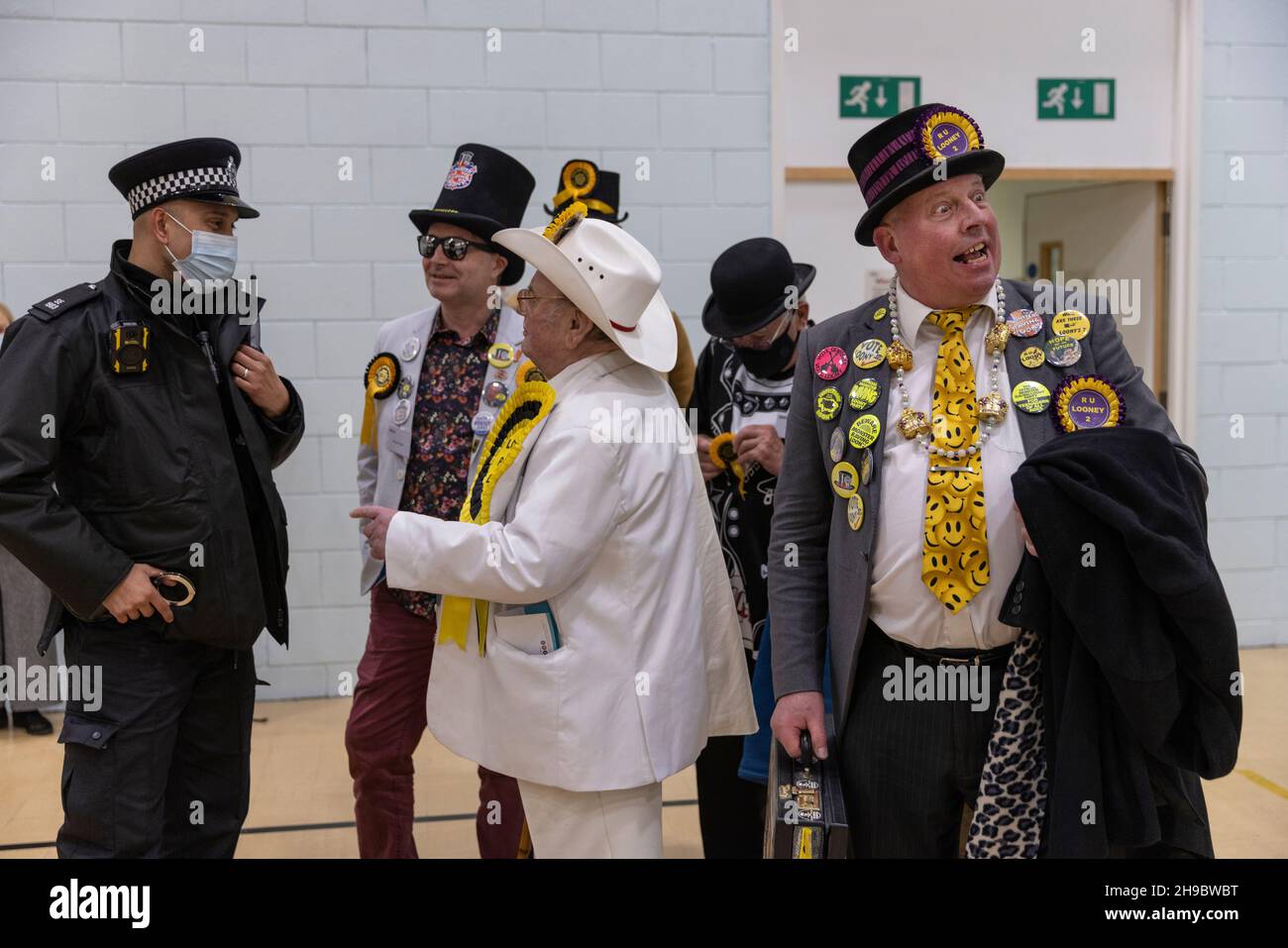 Mitglieder der „Official Monster Raving Loony Party“ mit dem Kandidaten „Mad Mike Young“ bei den Nachwahlen von Old Bexley und Sidcup im Vereinigten Königreich. Stockfoto