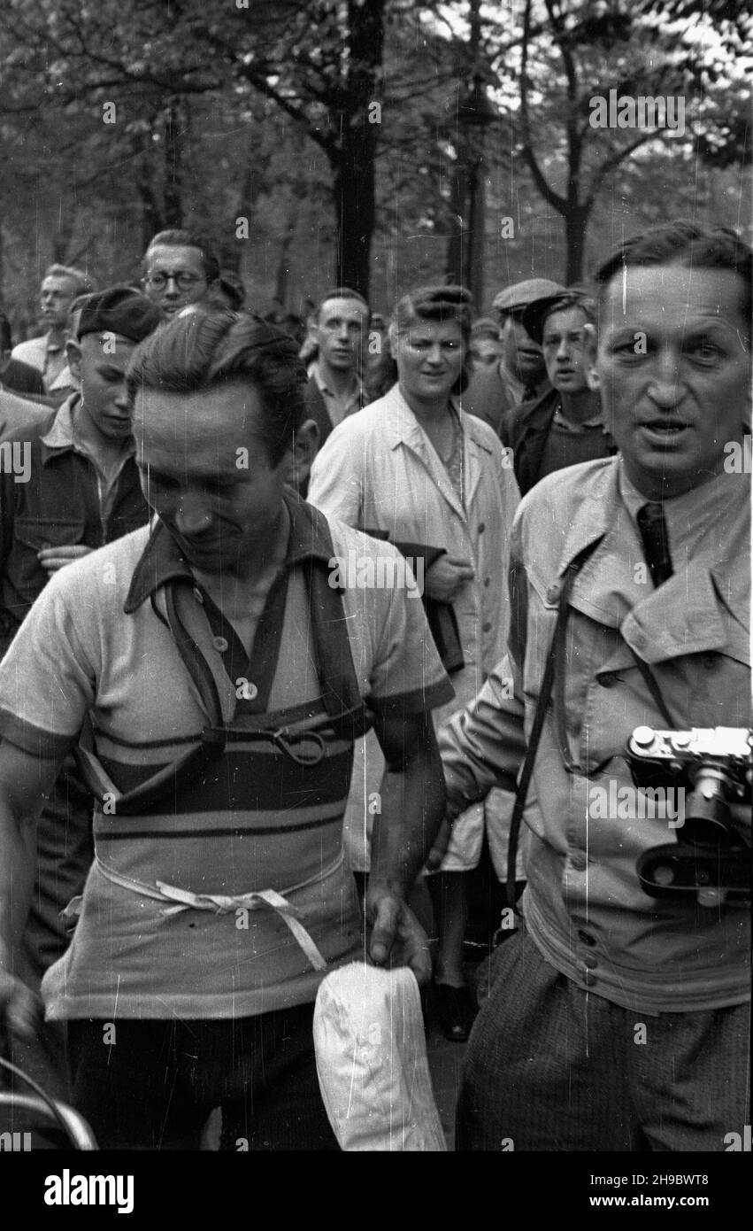 Bytom, 1947-09-25. Pierwszy powojenny Wyœcig Kolarski Dooko³a Polski (VI Tour de Pologne) na trasie Kraków–Warszawa. NZ. zwyciêzca pierwszego etapu Kraków-Bytom Wac³aw Wrzesiñski z Warszawy (L). bk/mgs PAP Bytom, 25. September 1947. Das erste Radrennen nach dem Krieg um Polen (VI Tour de Pologne) von Krakau nach Warschau. Im Bild: Der Sieger der ersten Etappe Krakau-Bytom Waclaw Wrzesinski aus Warschau (links). bk/mgs PAP Stockfoto