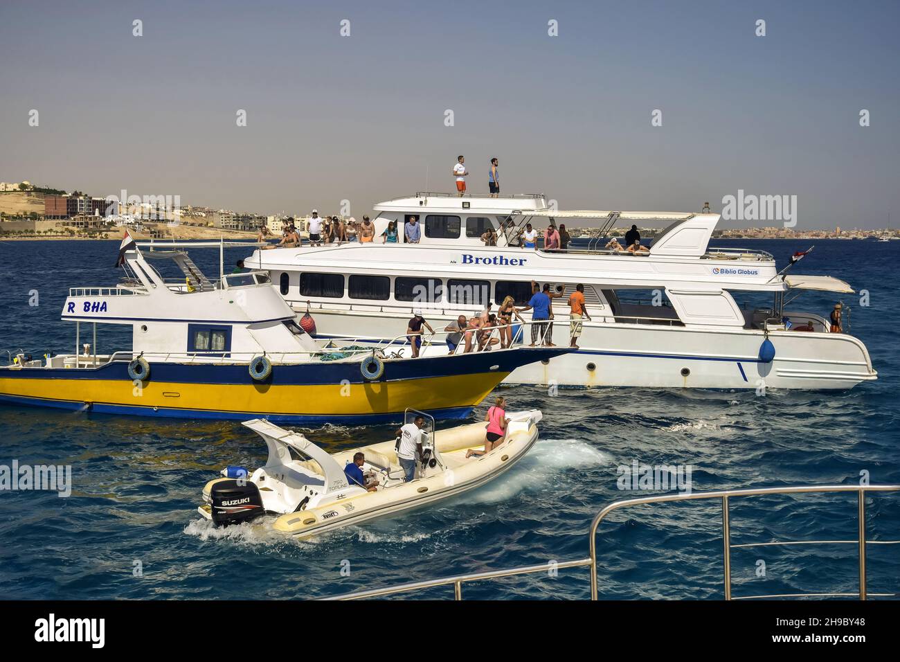 Touristen auf Yacht und Motorboot fahren. Aktive Erholung am Roten Meer, Resort, Urlaub und Abenteuer, Reisen. Küste ist in der Ferne sichtbar. Hurghada, Z. B. Stockfoto