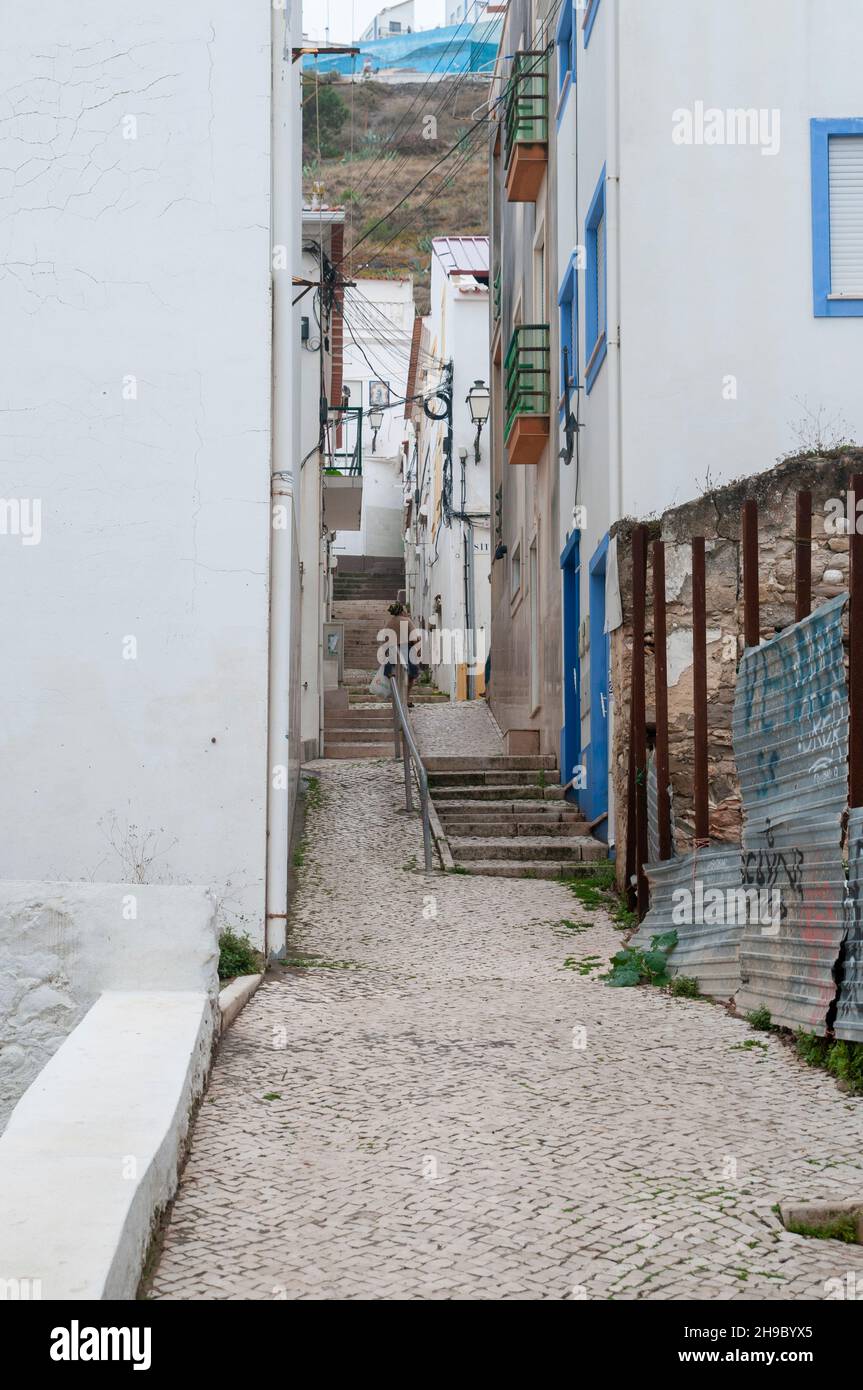 Enge Gasse in der Altstadt (Praia) von Nazare, Portugal Stockfoto