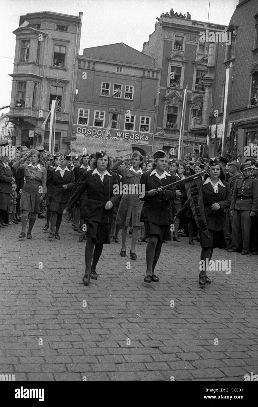 Zielona Góra, 1947-09-28. Œwiêto Winobrania. Uroczysta parada na ulicach miasta. NZ. maszeruj¹ uczennice w mundurkach Szko³y Przysposobienia Przemys³owego. bk/mgs PAP Zielona Gora, 28. September 1947. Grape Harvest Festival. Eine Parade auf den Straßen der Stadt. Im Bild: Studenten in den Uniformen der Industrial Training College marschieren. bk/mgs PAP Stockfoto