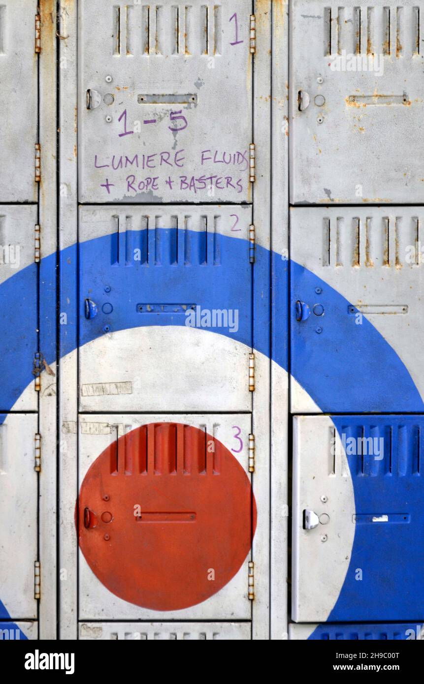 Lackierte Ringe auf dem Metalllagerschrank in der Werkstatt Stockfoto