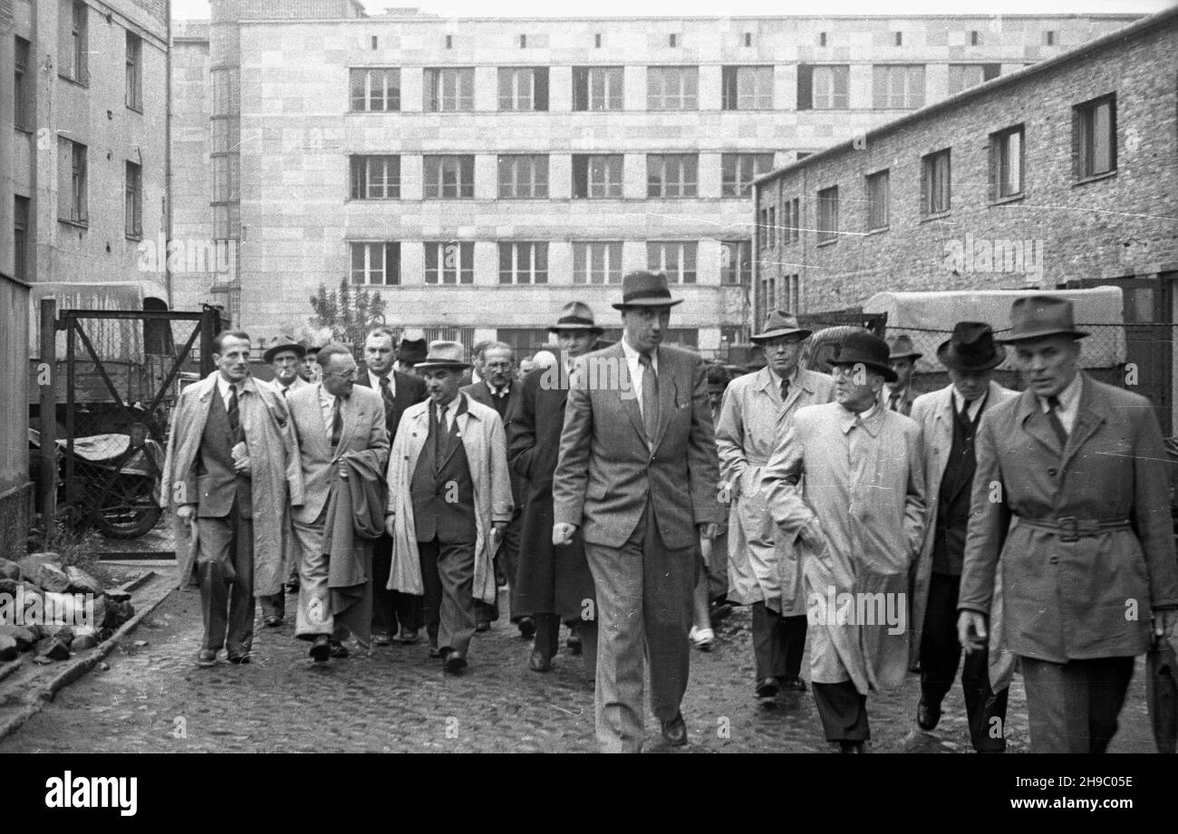 Warszawa, 1947-09-30. Wizyta prezydentów stolic pañstw s³owiañskich w Warszawie. NZ. m.in. Prezydent Warszawy Stanis³aw To³wiñski (6L), Prezydent Pragi, stolicy Republiki Czechos³owackiej (CSR), Vaclav Vacek (3P) na Terenie Elektrowni Warszawskiej na Powiœlu. bk/mgs PAP Warschau, 30. September 1947. Besuch der Bürgermeister der Hauptstädte der slawischen Länder in Warschau. Im Bild: Warschauer Bürgermeister Stanislaw Tolwinski (6th links), Bürgermeister von Prag, der Hauptstadt der Tschechoslowakei, Vaclav Vacek (3rd.) im Warschauer Kraftwerk im Bezirk Powisle. bk/mgs PAP Stockfoto