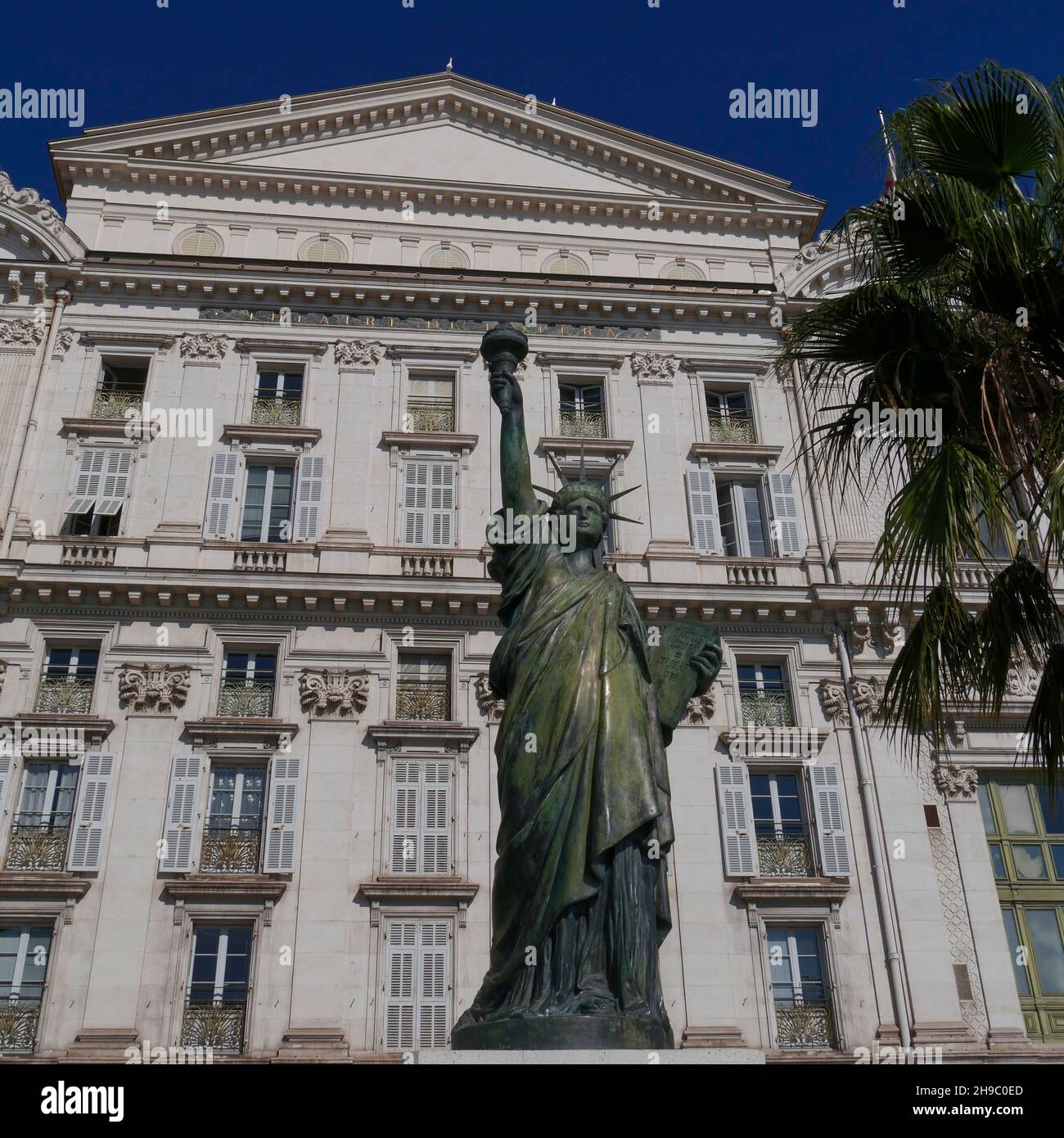 Replik der Freiheitsstatue gegenüber dem Operntheater, Quai des États-Unis, Nizza, Alpes-Maritimes, Provence–Alpes–Côte-d'Azur, Frankreich Stockfoto