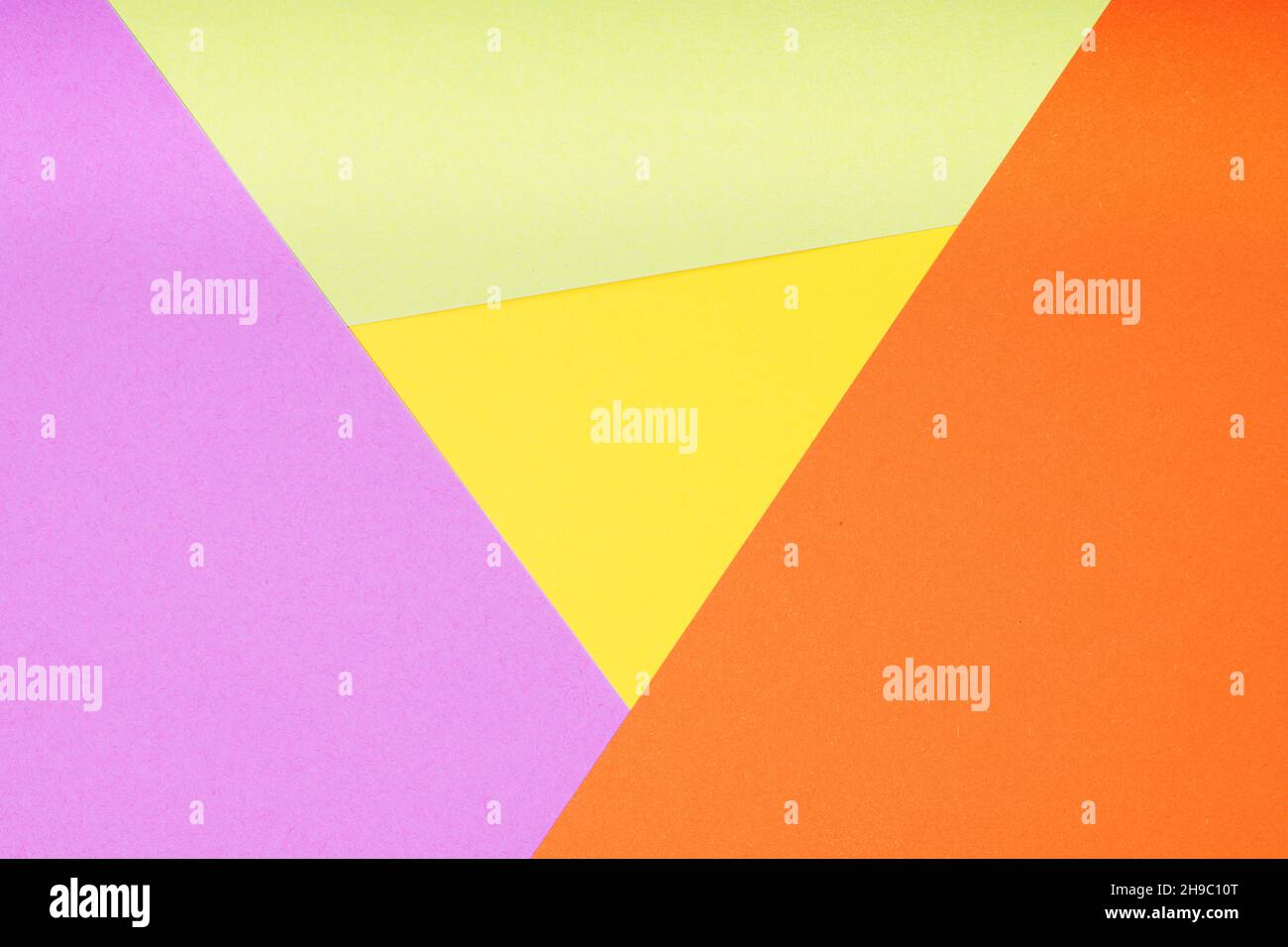 Mehrfarbiger Papierhintergrund mit 4 verschiedenen Farben in Dreieck- und Rautenform Stockfoto