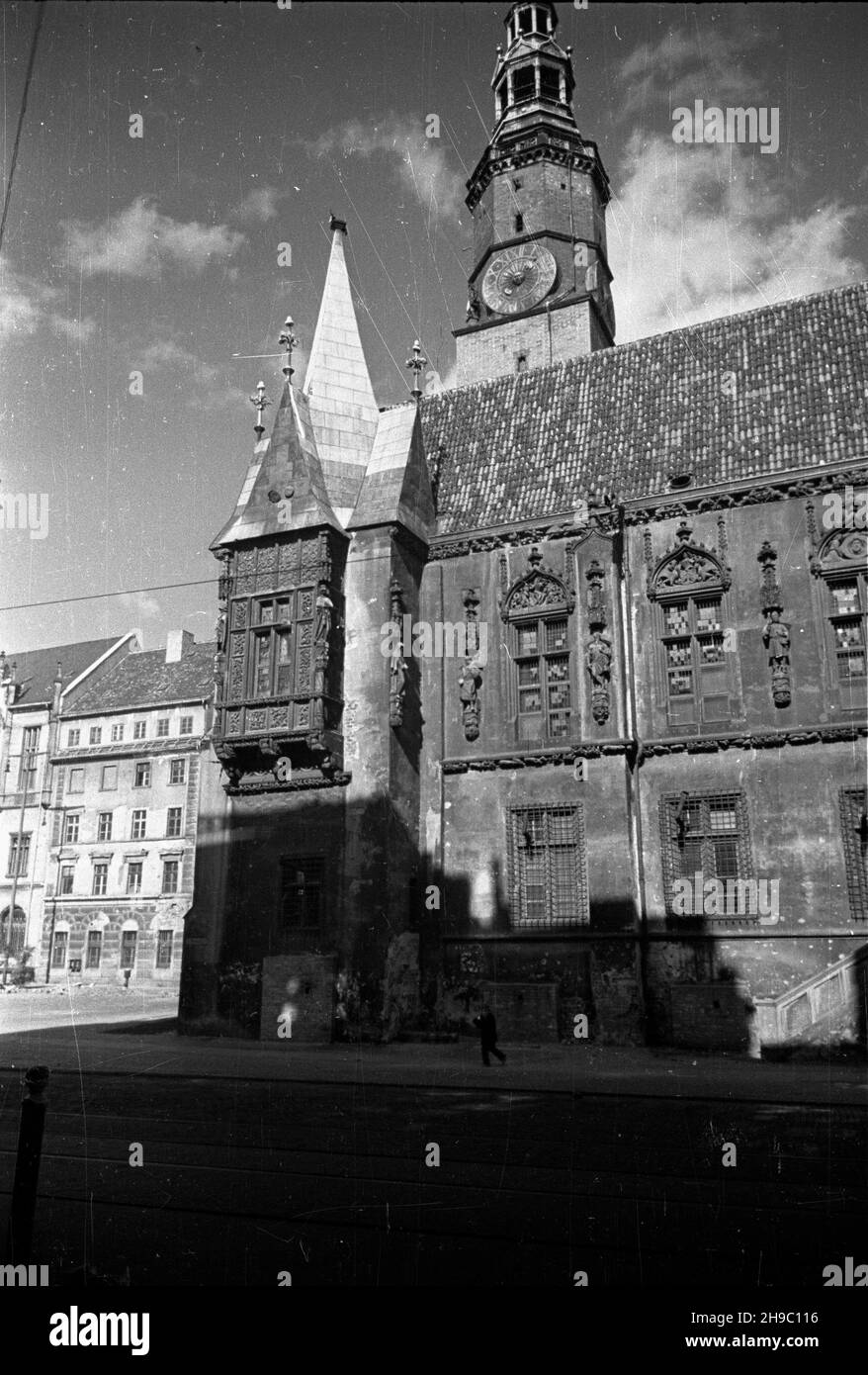 Wroc³aw, 1947-10. PóŸnogotycki ratusz na rynku. W trakcie wojny dozna³ stosunkowo niewielkich zniszczeñ. NZ. Wie¿a o wysokoœci 67 metrów nakryta renesansowym he³mem oraz wykusz z miedzianym he³mem. wb/gr PAP Dok³adny dzieñ wydarzenia nieustalony. Breslau, 1947. Okt. Spätgotisches Rathaus auf dem Marktplatz. Relativ wenig beschädigt während des Krieges. Im Bild: 67-Meter-Turm mit Renaissance-Kuppel und Erker mit Kupferkuppel. wb/gr PAP Stockfoto