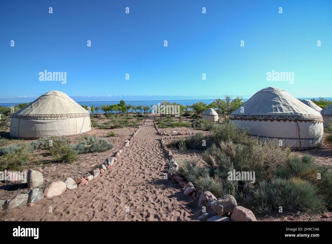 Jurtenlager Issyk-Kul (auch Ysyk Kol, Issyk-Kol) See. Ein endorheischer See im nördlichen Tian Shan-Gebirge im Osten Kirgisistans. Stockfoto