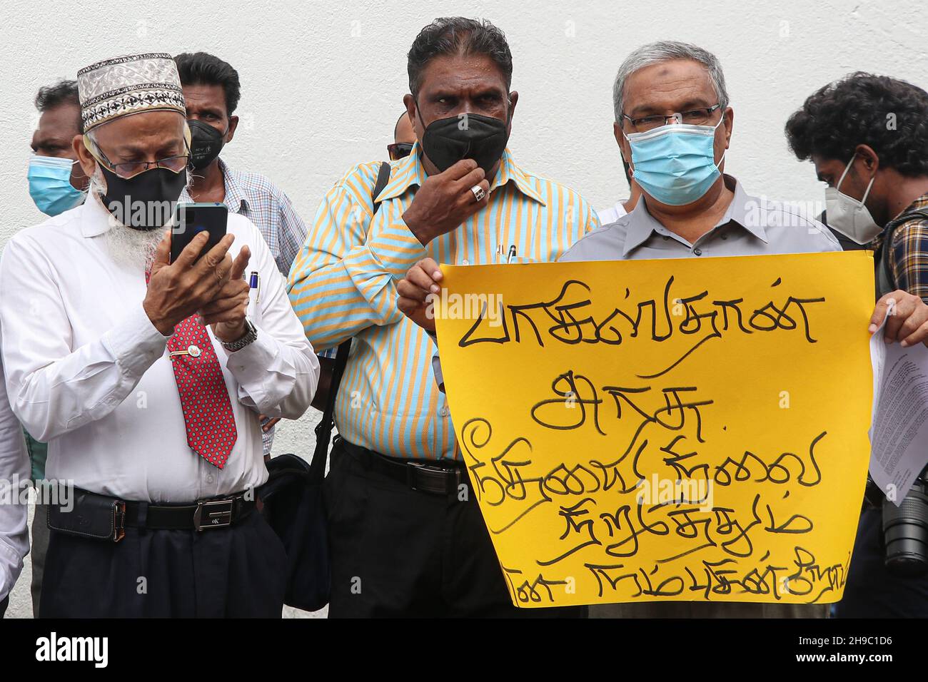 Colombo, Sri Lanka. 06th Dez 2021. Mitglieder von Organisationen der srilankischen Zivilgesellschaft protestieren am 6. Dezember 2021 vor dem pakistanischen Hohen Ausschuss in Colombo, Sri Lanka. Sie fordern Gerechtigkeit für einen srilankischen Arbeiter, der von einer Gruppe muslimischer Schläger in Sialkot getötet wurde. (Foto: Saman Abesiriwardana/Pacific Press) Quelle: Pacific Press Media Production Corp./Alamy Live News Stockfoto