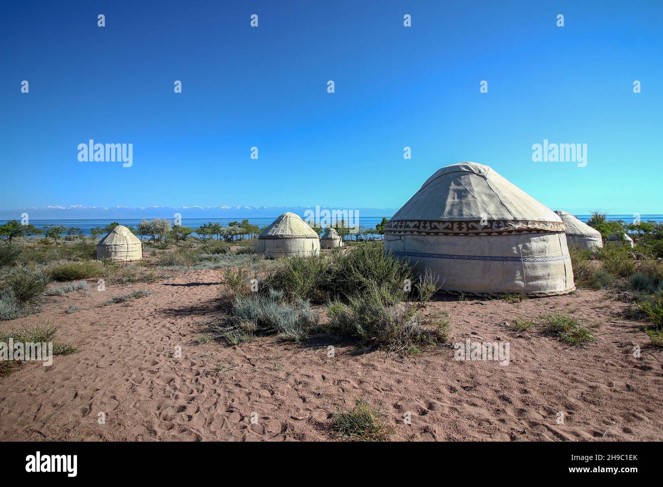 Jurtenlager Issyk-Kul (auch Ysyk Kol, Issyk-Kol) See. Ein endorheischer See im nördlichen Tian Shan-Gebirge im Osten Kirgisistans. Stockfoto
