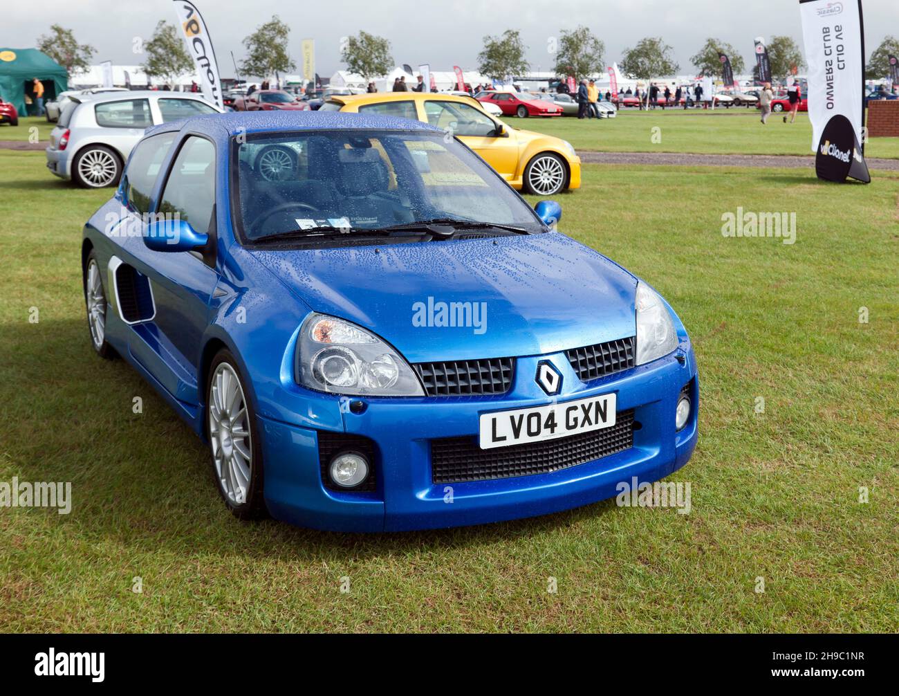 Drei Viertel Vorderansicht Blue, 2004, Clio V6 Renault Sport, auf der Silverstone Classic 2021 zu sehen Stockfoto