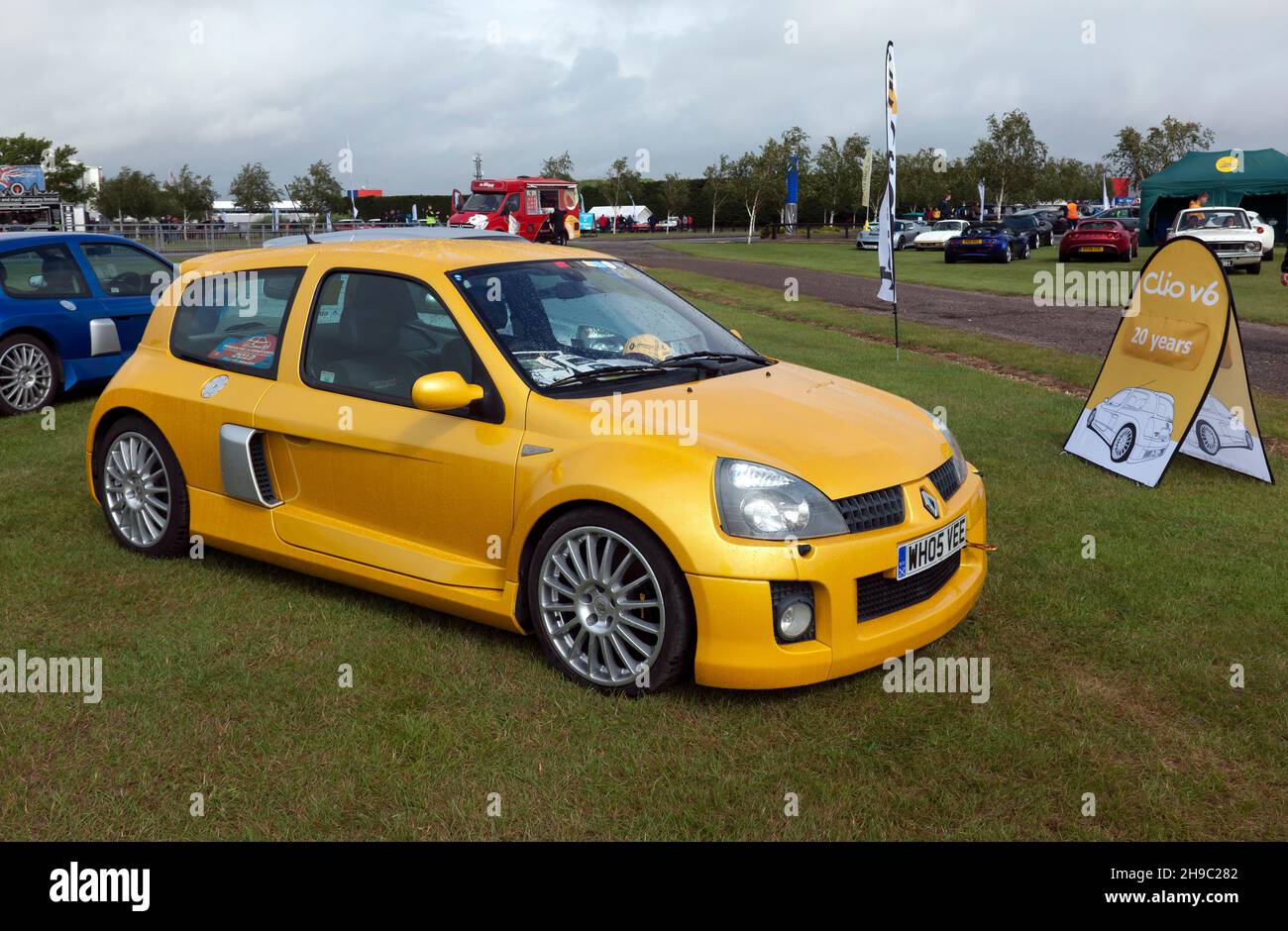 Drei Viertel Vorderansicht eines Yellow, 2005, Renault Clio 6V Renault Sport, auf dem Display bei der Silverstone Classic 2021 Stockfoto