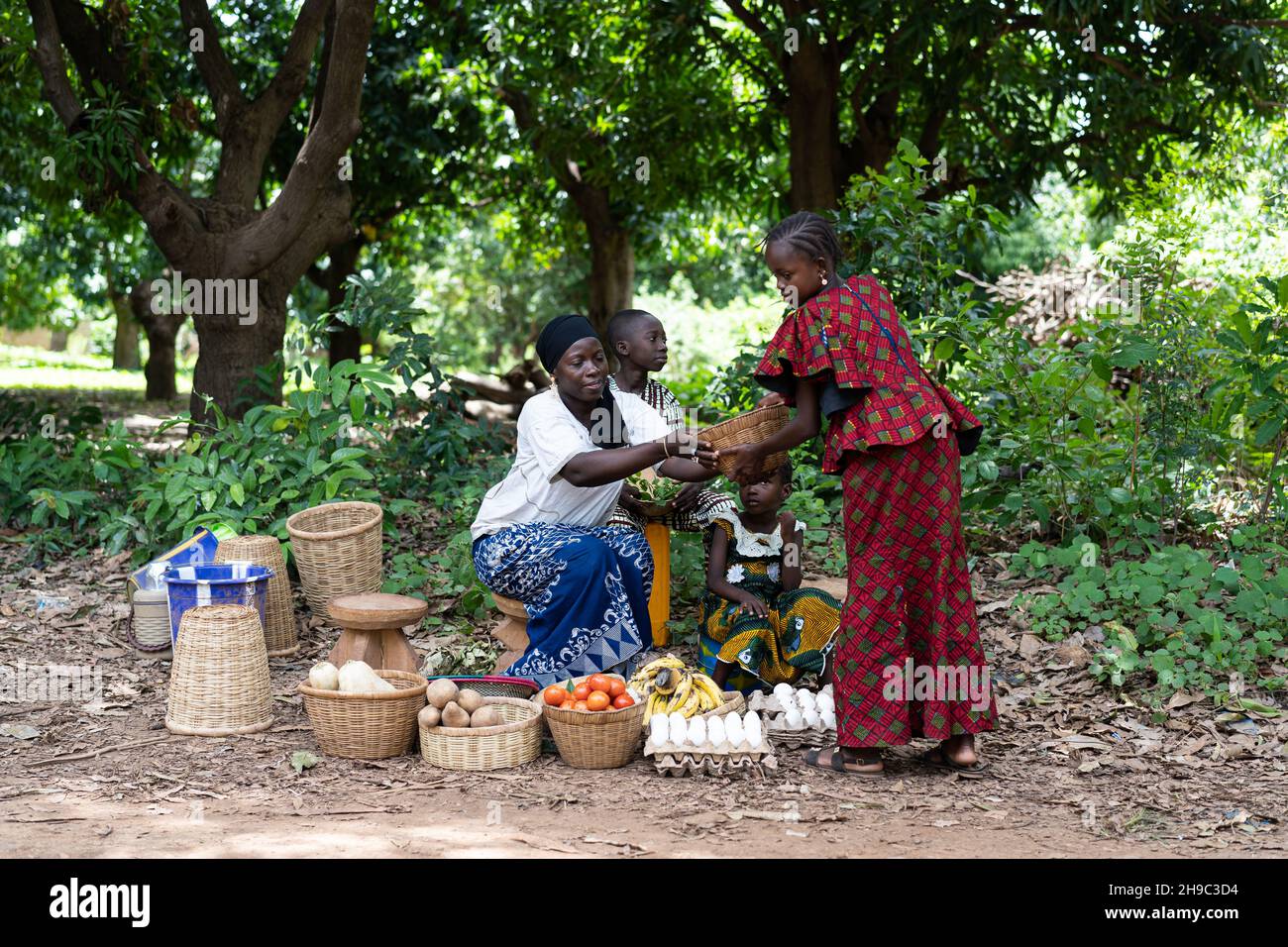 Typische westafrikanische Straßenmarktszene mit Frauen, die Gemüse verkaufen Stockfoto