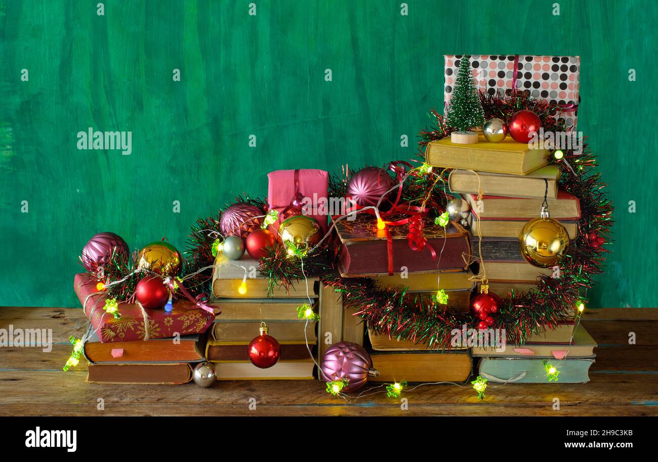 Geben Bücher für weihnachten mit weihnachtsdekoration. Lesen, Literatur, Bildung, Geschenk, Geschenk, christian Urlaub Konzept, kopieren Raum Stockfoto