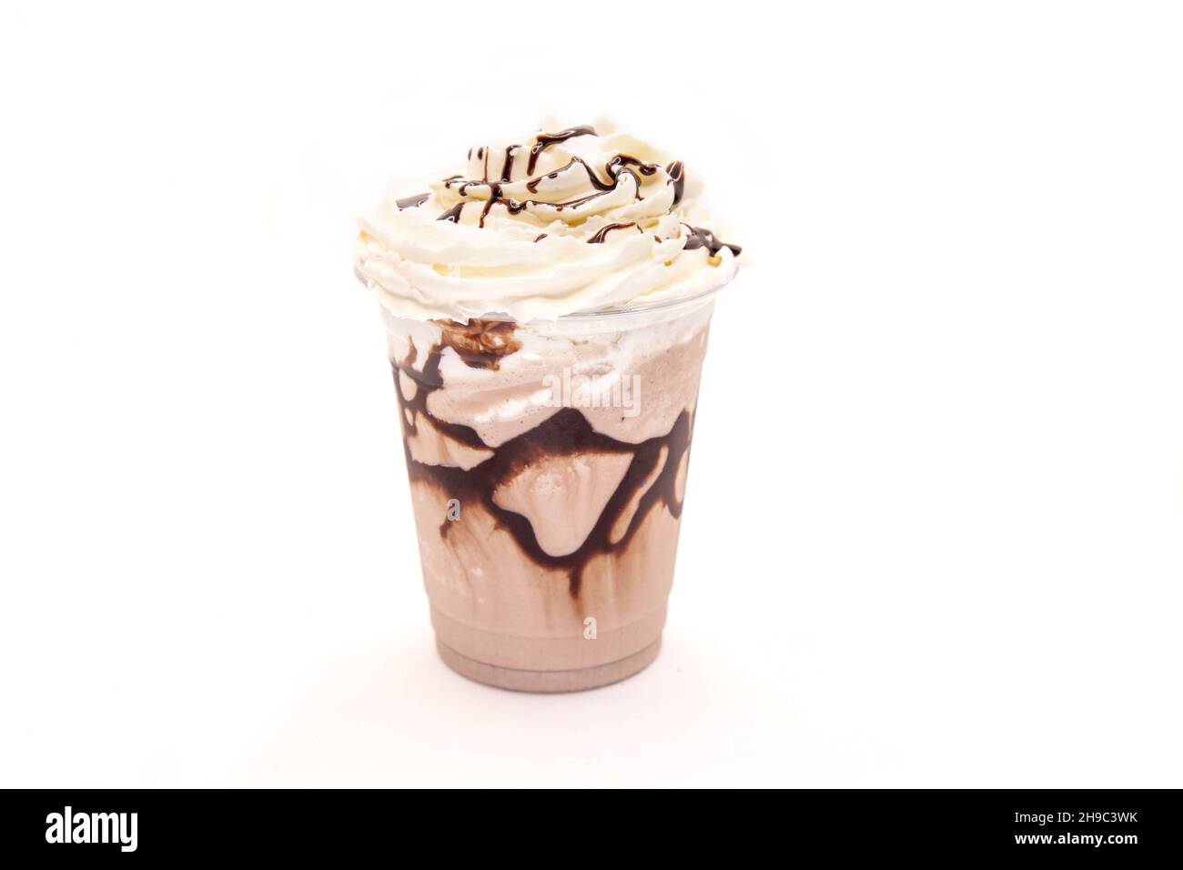 Frappe mit Mokka-Geschmack, serviert in einer Plastikbecher mit Schlagsahne und tröpfelndem Schokoladensirup. Stockfoto