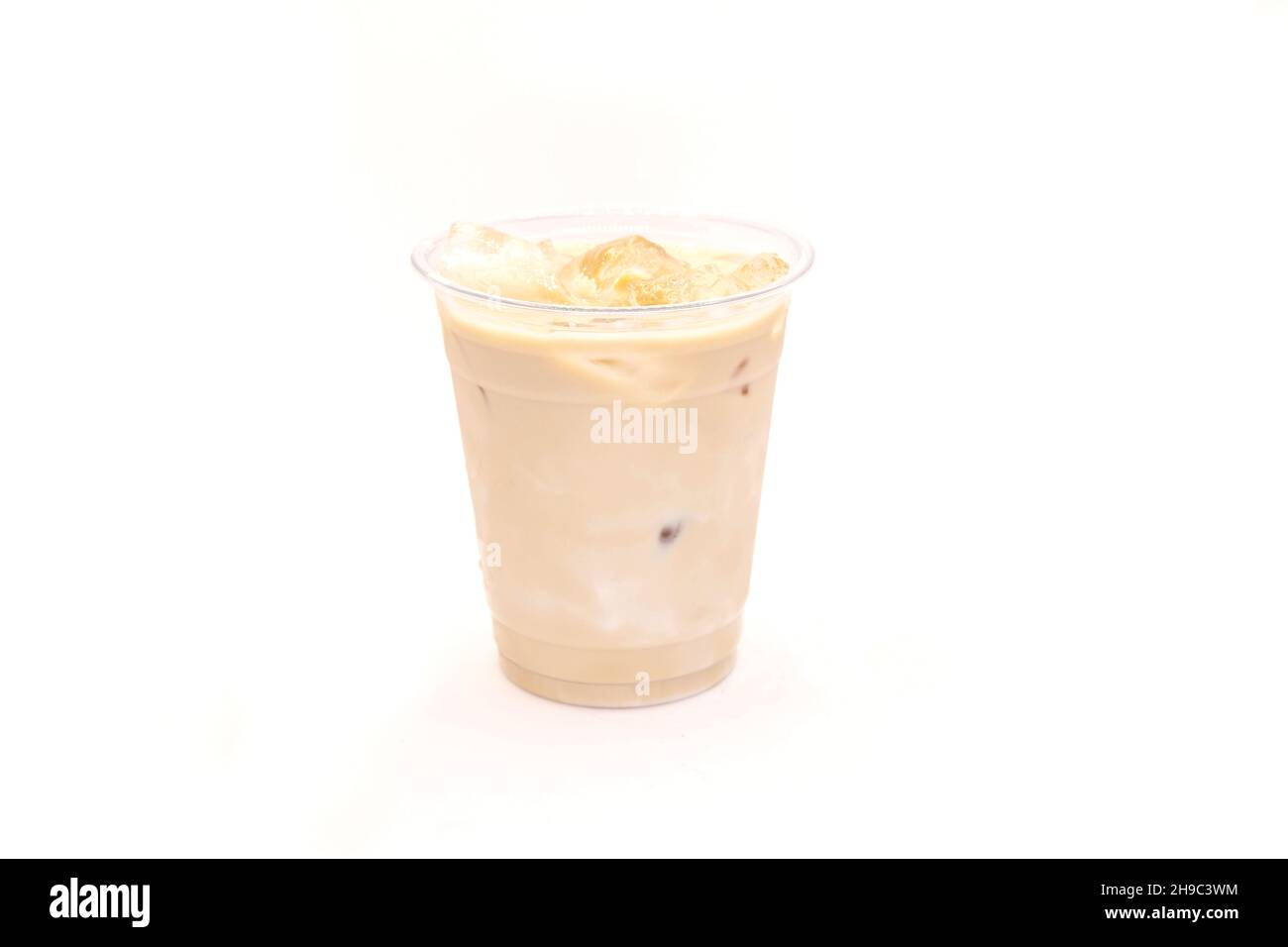 Karamell-Latte mit Vanilleeis, serviert in einer Plastikbecher zum „Go“. Stockfoto