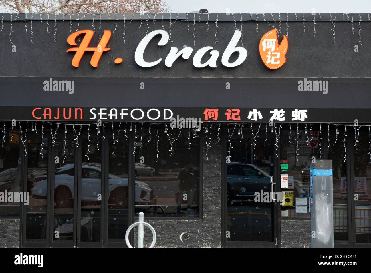 Das Äußere von H. Crab, einem koreanisch-amerikanischen Cajo-Fischrestaurant am Francis Lewis Boulevard in Flushing, Queens, New York. Stockfoto