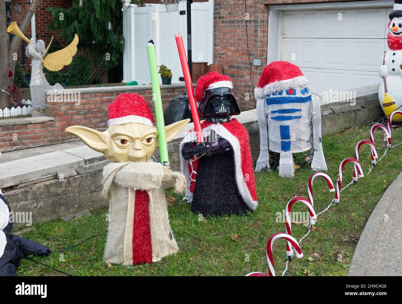 Weihnachtsdekorationen im Star Wars-Stil auf dem Rasen eines Privathauses in Bayside, Queens, New York City Stockfoto