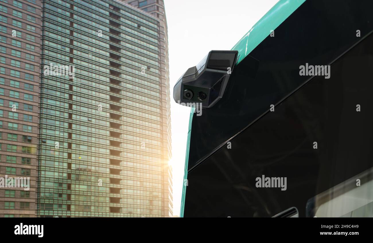 Rückfahrkamera - ein Teil des Bildverarbeitungssystems eines autonomen selbstfahrenden Busses. Stockfoto