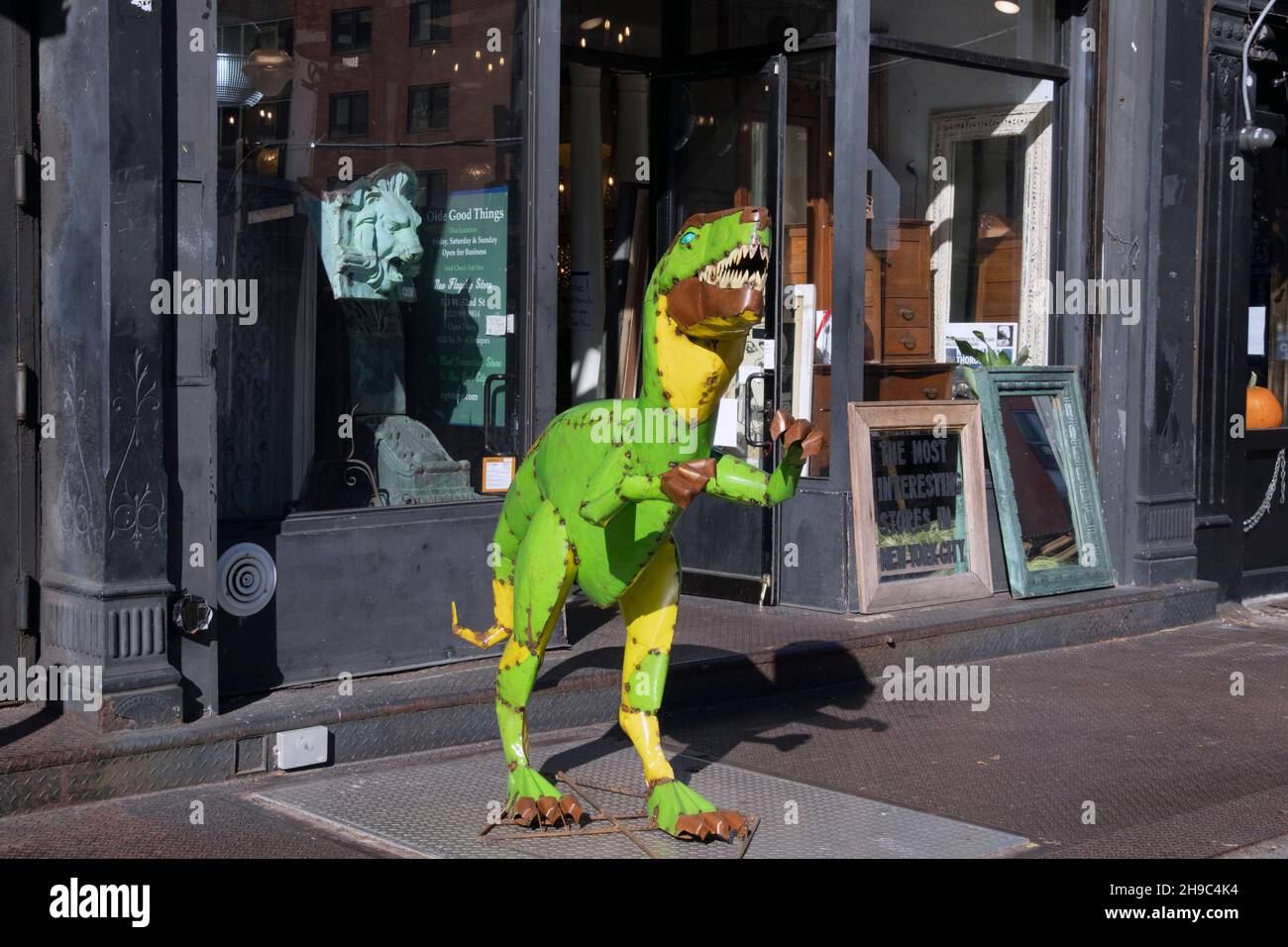 Ein prähistorisches Monster zum Verkauf und ausgestellt vor OLDE GOOD THINGS, einem architektonischen Bergungsunternehmen auf Bowery in Lower Manhattan, New York City. Stockfoto