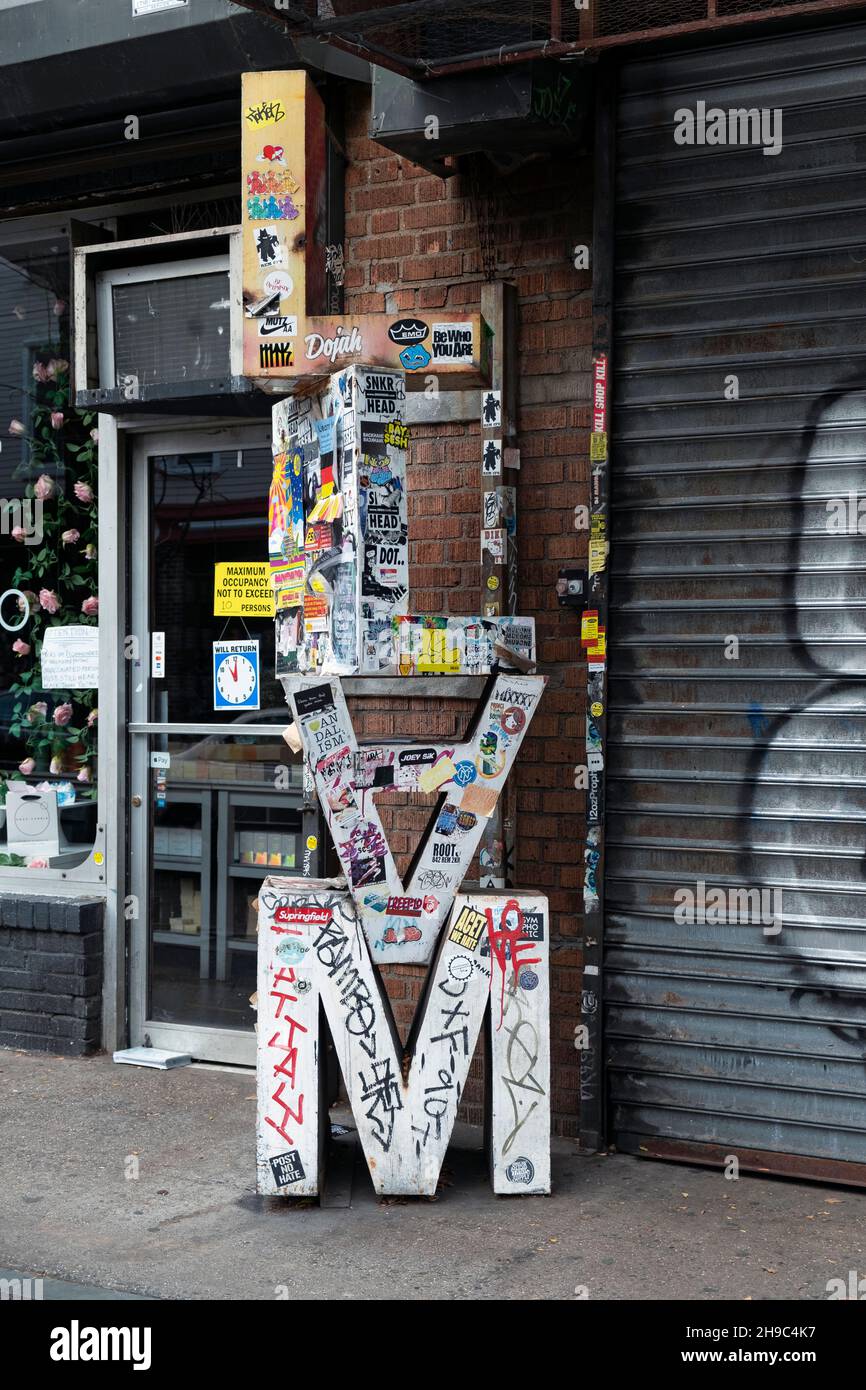 LLAM Eine geheimnisvolle Skulptur mit den Buchstaben, die mit Graffiti bedeckt sind. Auf der Bedford Avenue in Williamsburg, Brooklyn, New York Stockfoto