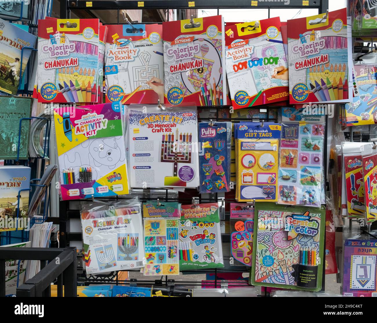 Chanukah Malbücher und Kunstbücher zum Verkauf in einem Geschäft in Lee Avenue n Williamsburg, Brooklyn, New York Stockfoto