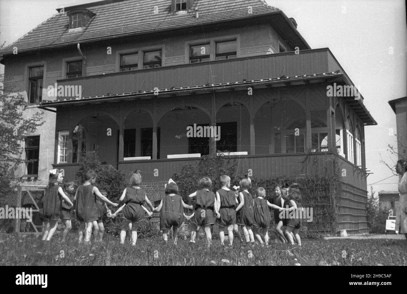 Bielawa, 1947-10. Przedszkole. NZ. Dzieci bawi¹ siê w ogrodzie. ps/gr PAP Dok³adny dzieñ wydarzenia nieustalony. Bielawa, 1947. Oktober. Ein Kindergarten. Im Bild: Kinder spielen in einem Garten. ps/gr PAP Stockfoto