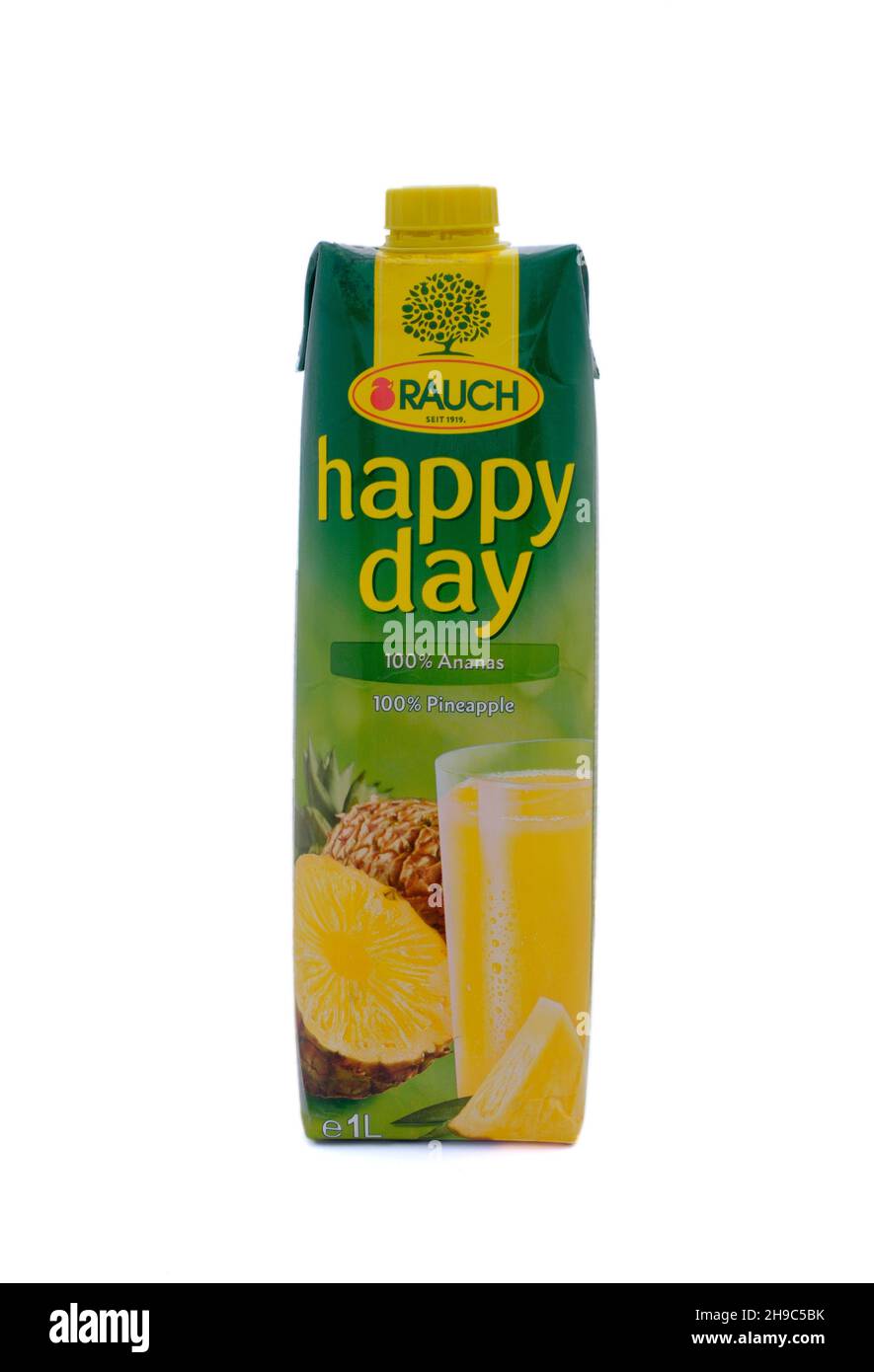 Karton mit rauch Happy Day Ananas Fruchtsaft auf weißem Hintergrund ausgeschnitten Stockfoto