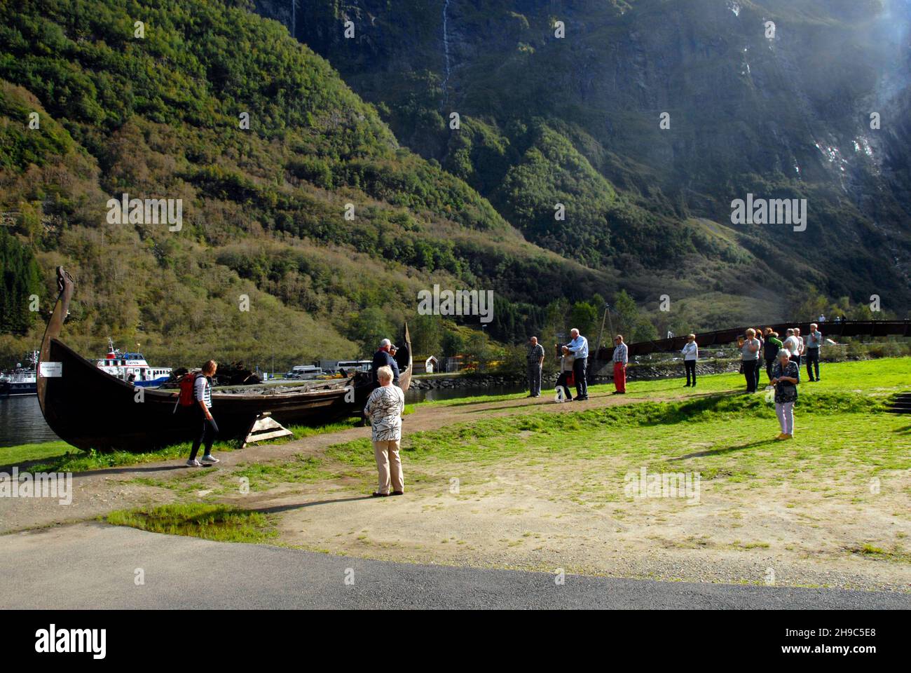 Touristen, die das Wikingerboot in Gudvangen Fjordtell, Norwegen, betrachten Stockfoto